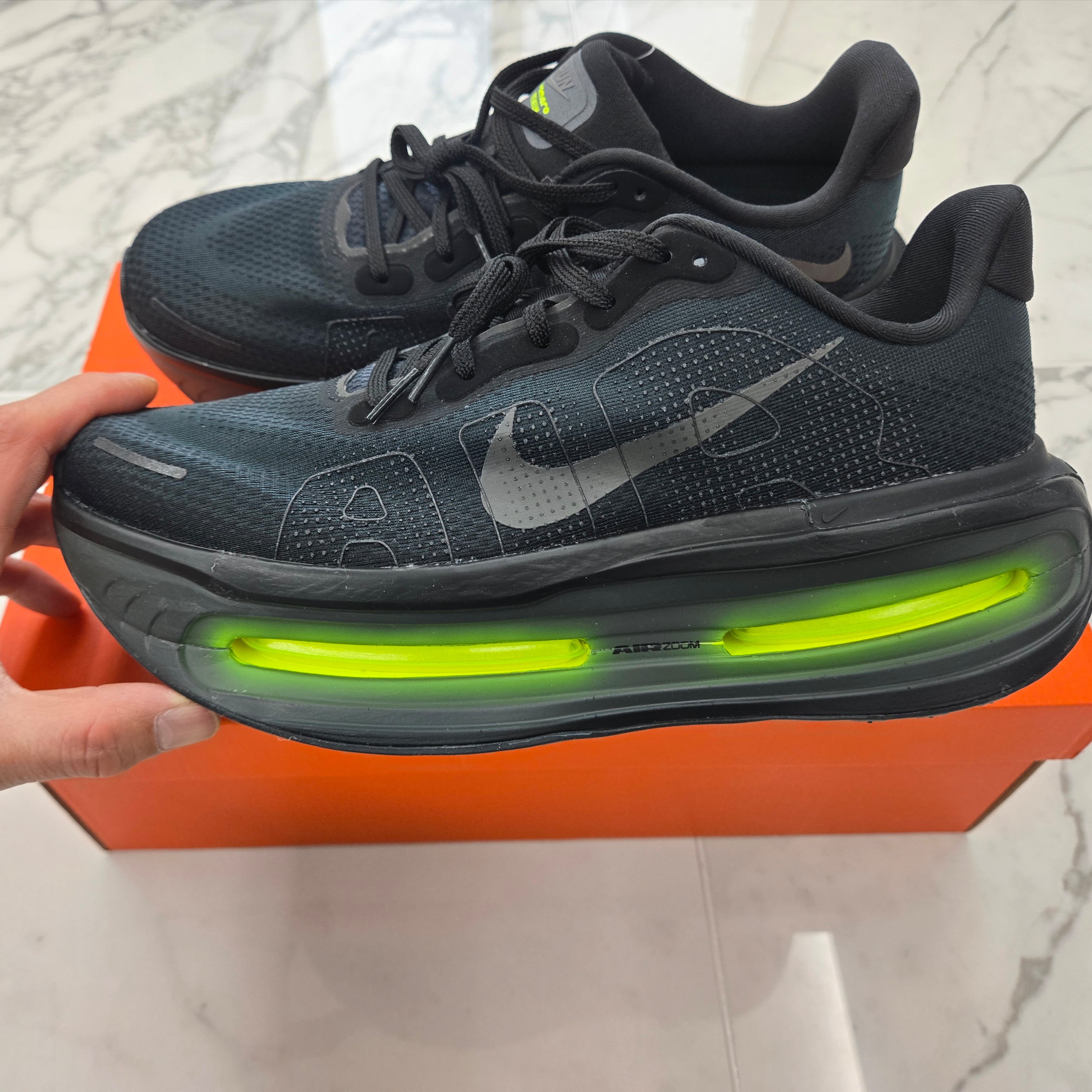Nike Vomero Premium Black Iron Grey 착용 스타일 - 1