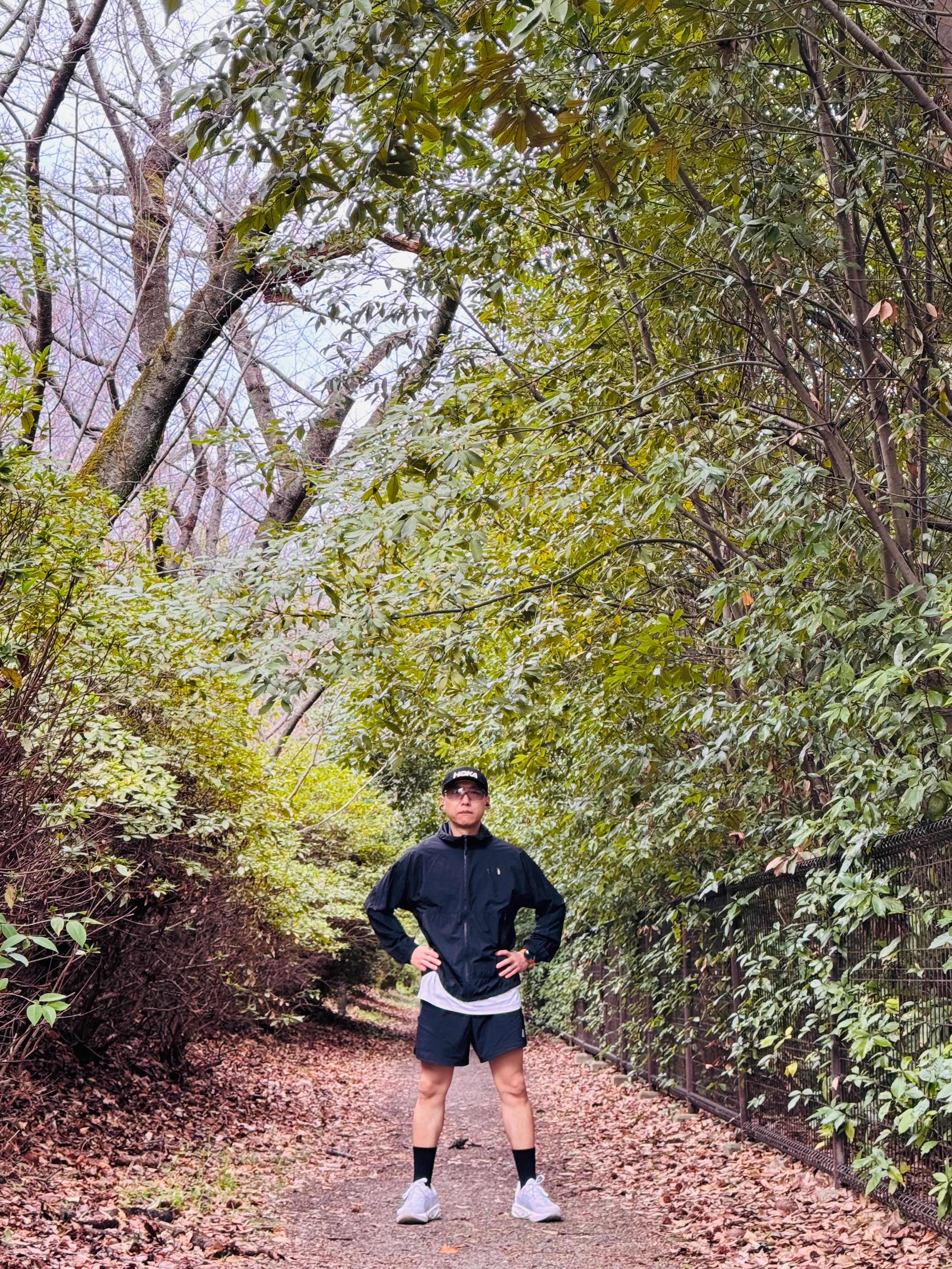 Asics Novablast 5 White Piedmont Grey, Hoka Run Hat Black 착용 스타일 - 2