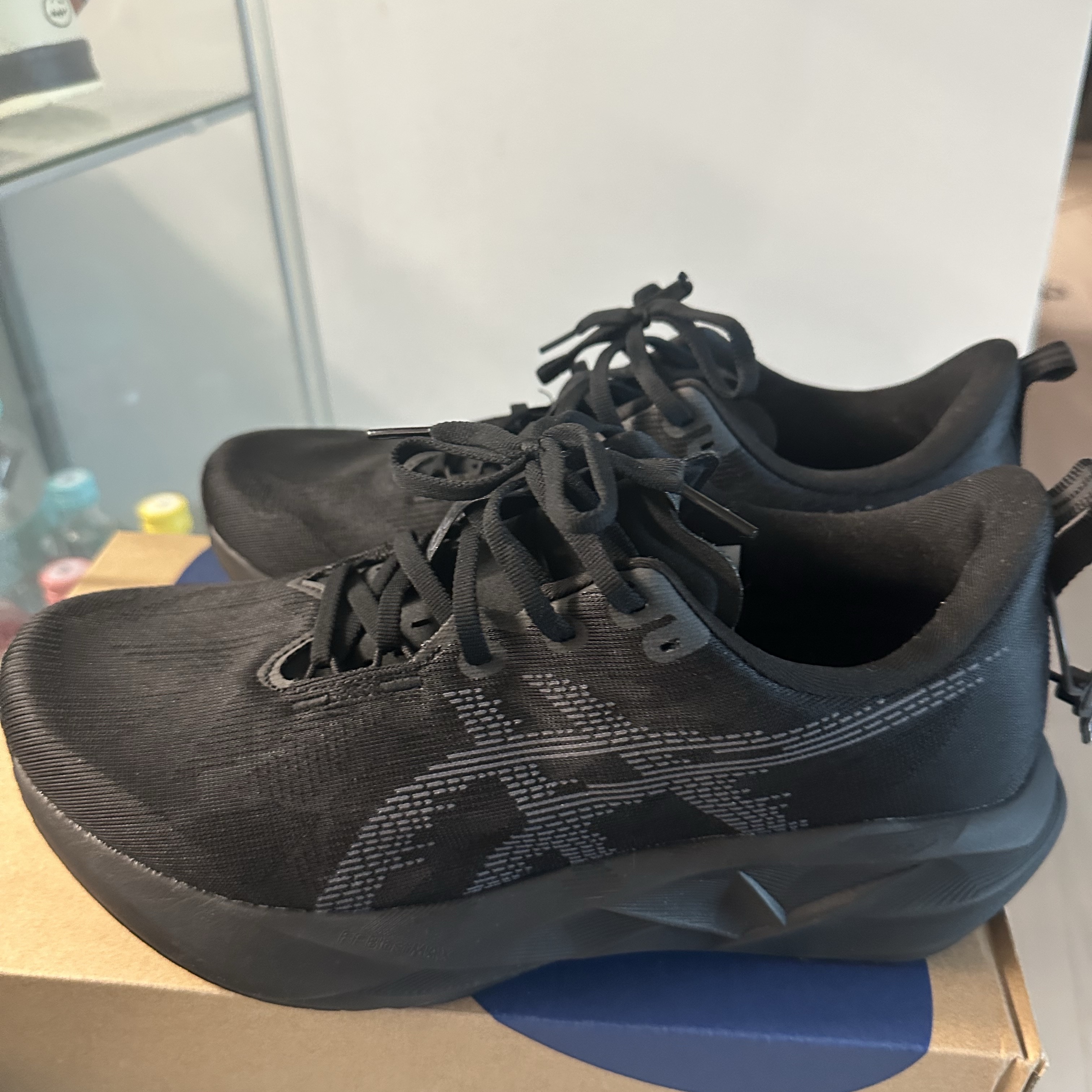 Asics Novablast 5 Black Carrier Grey - 2E Wide 착용 스타일