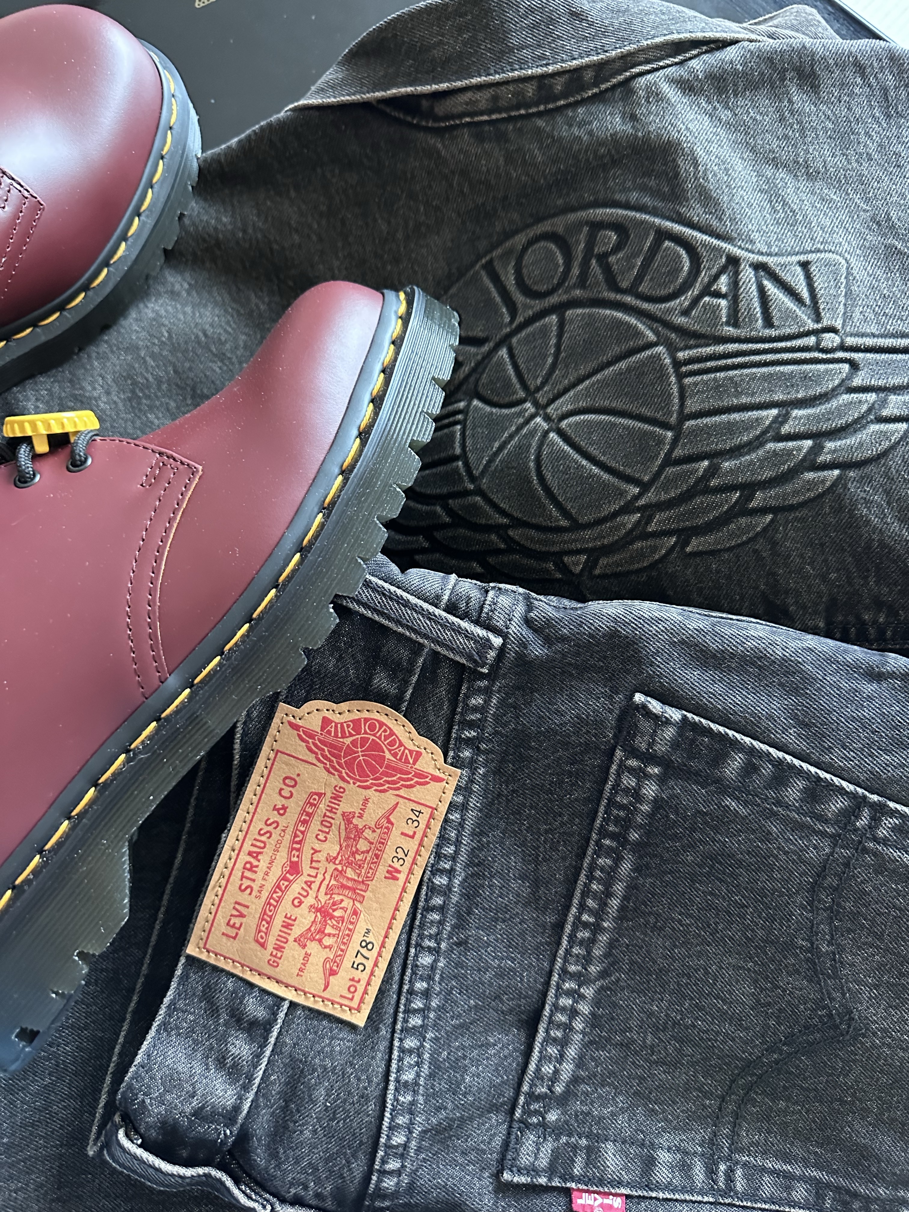 Dr. Martens x Palace 1461 Red, Levi's x Jordan Type III Trucker Black 착용 스타일 - 2