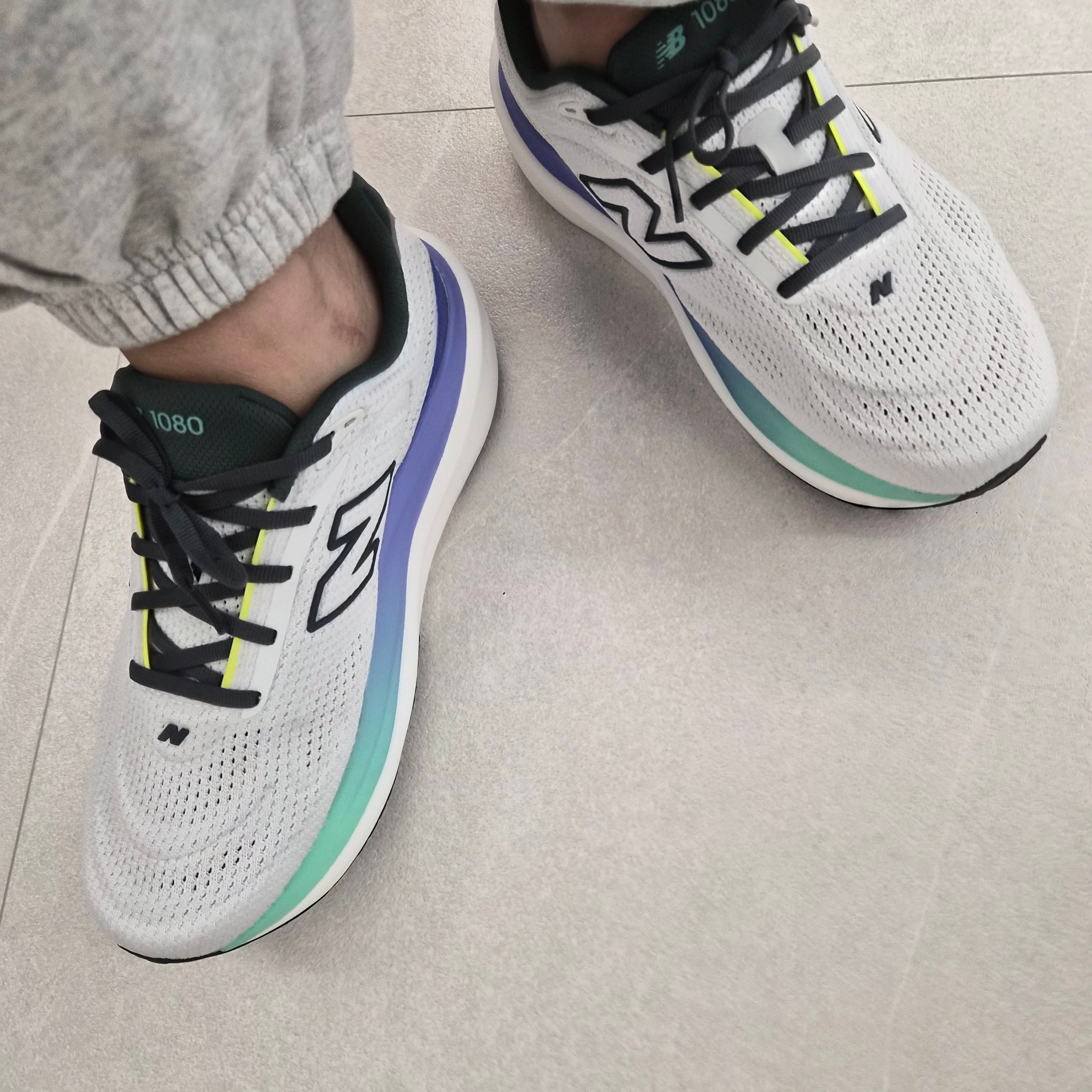 New Balance 1080v15 Reflection Graphite  - 2E Wide 착용 스타일