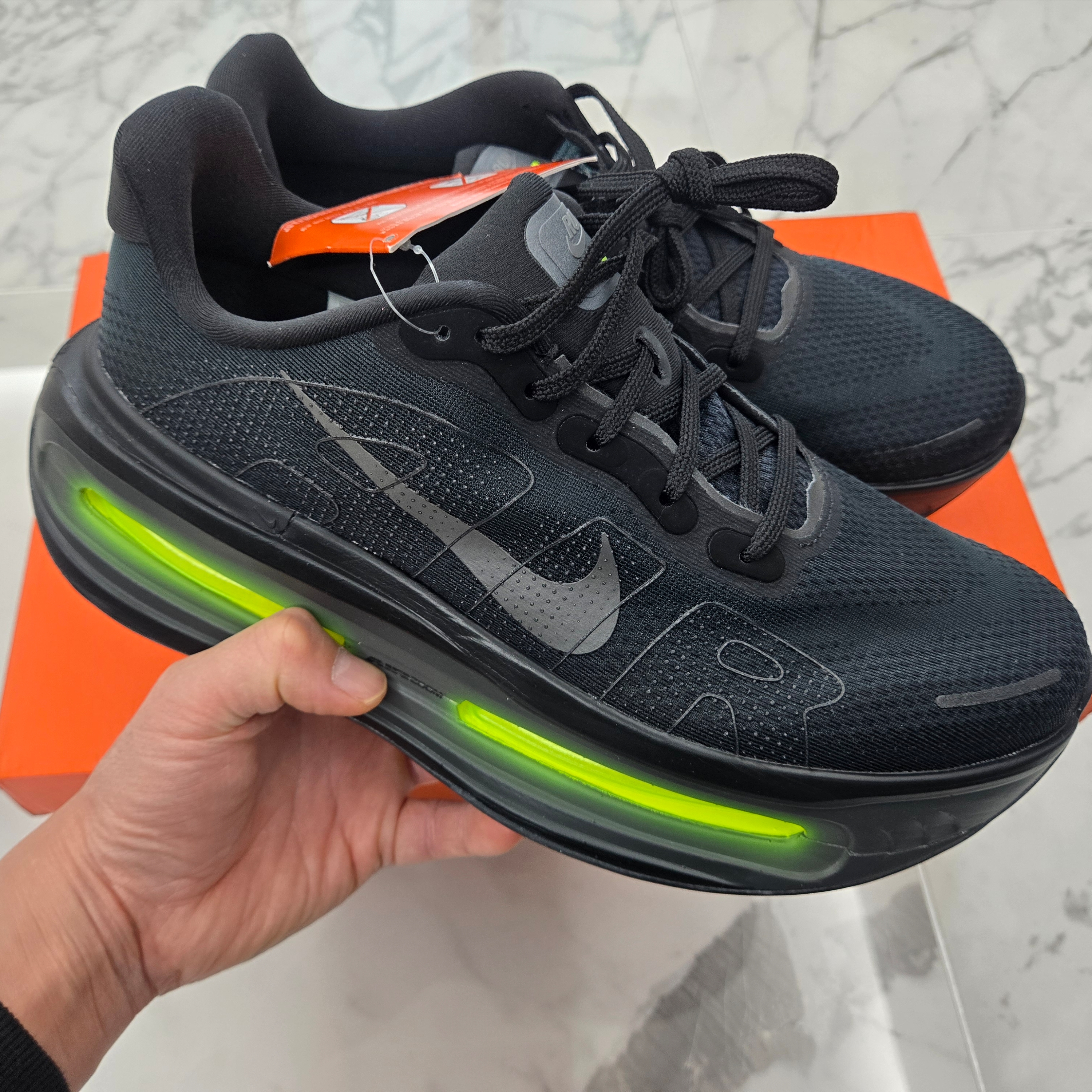 Nike Vomero Premium Black Iron Grey 착용 스타일 - 2