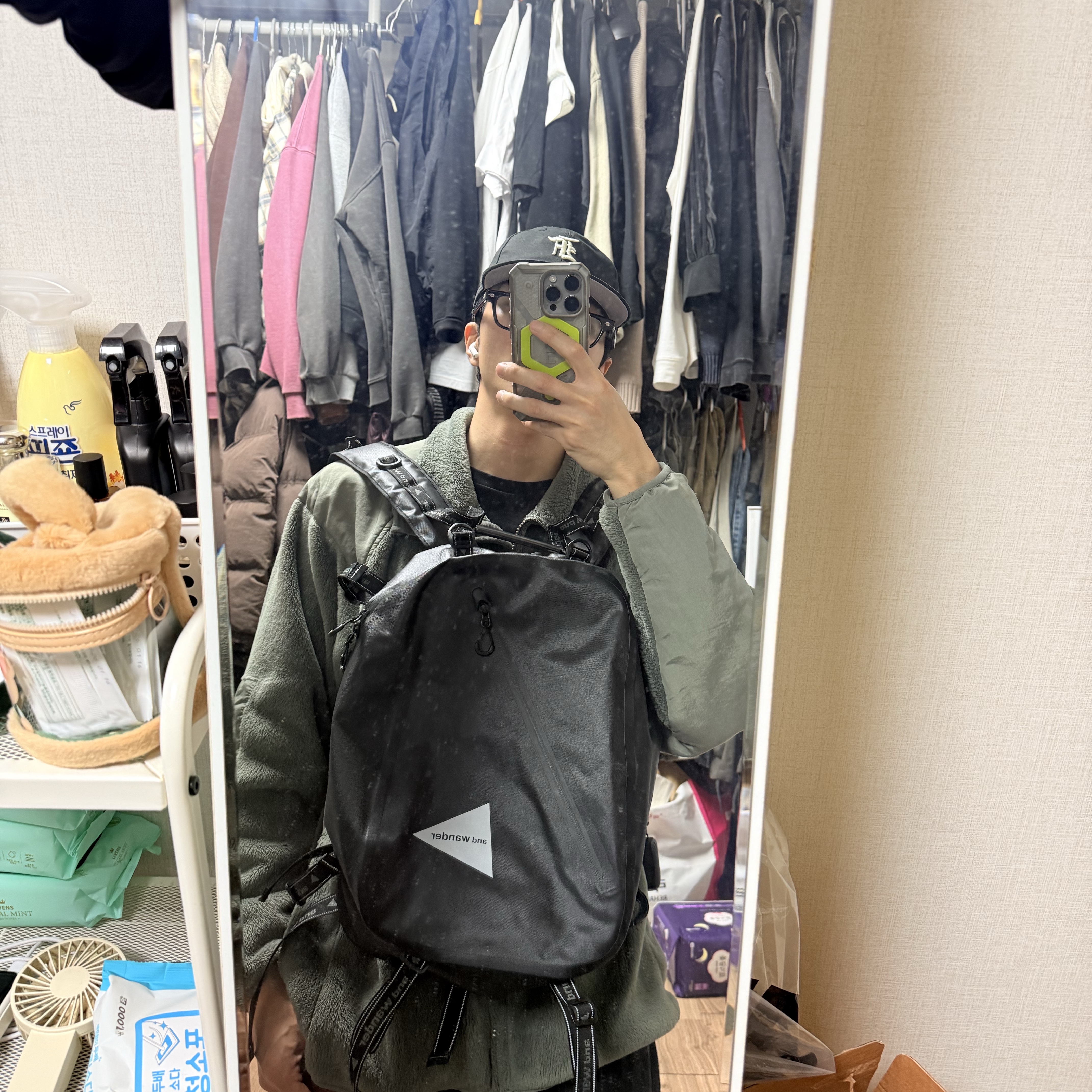 And Wander Waterproof Daypack Black 착용 스타일 - 3