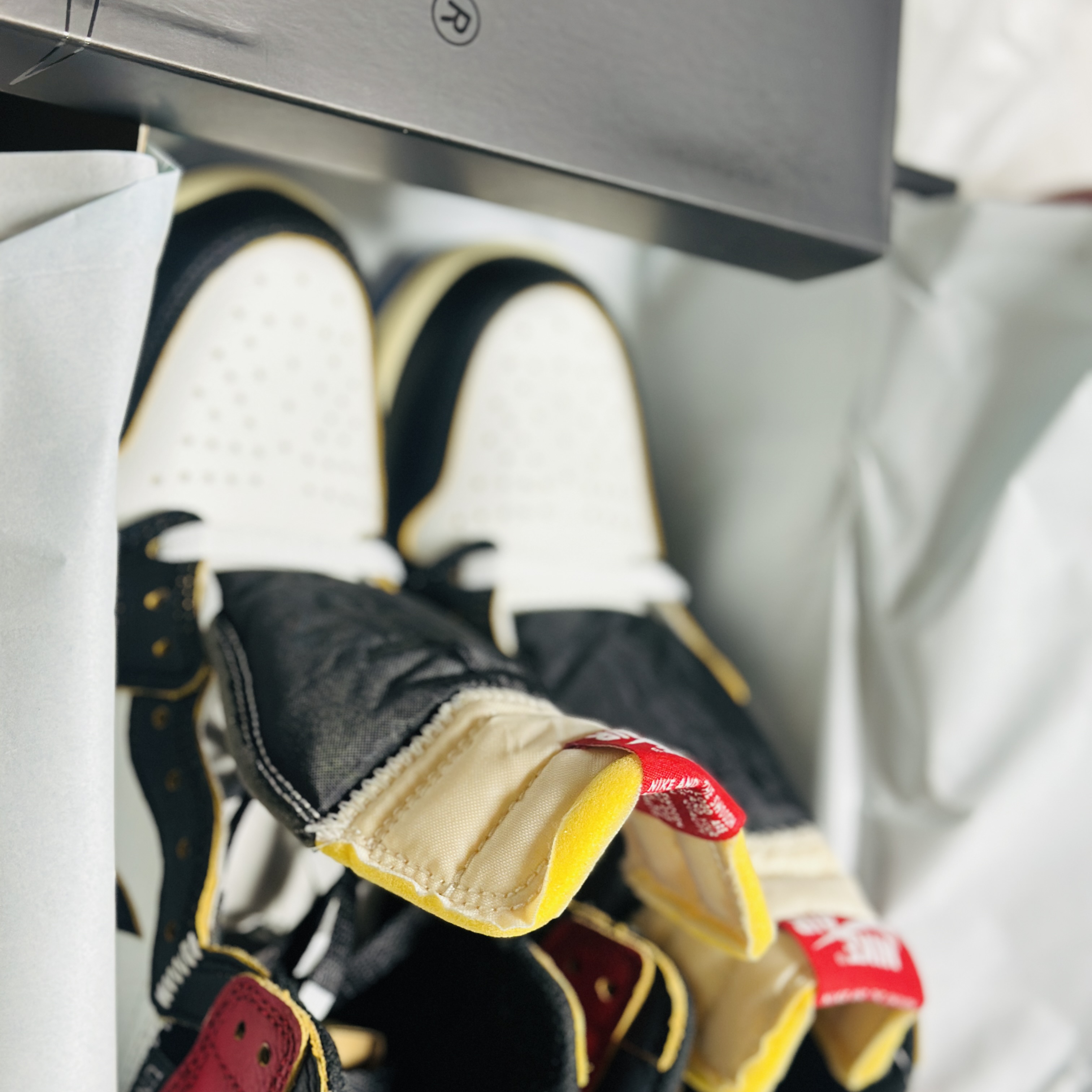 Jordan 1 x Fragment x Union LA Black and Varsity Red 착용 스타일 - 1