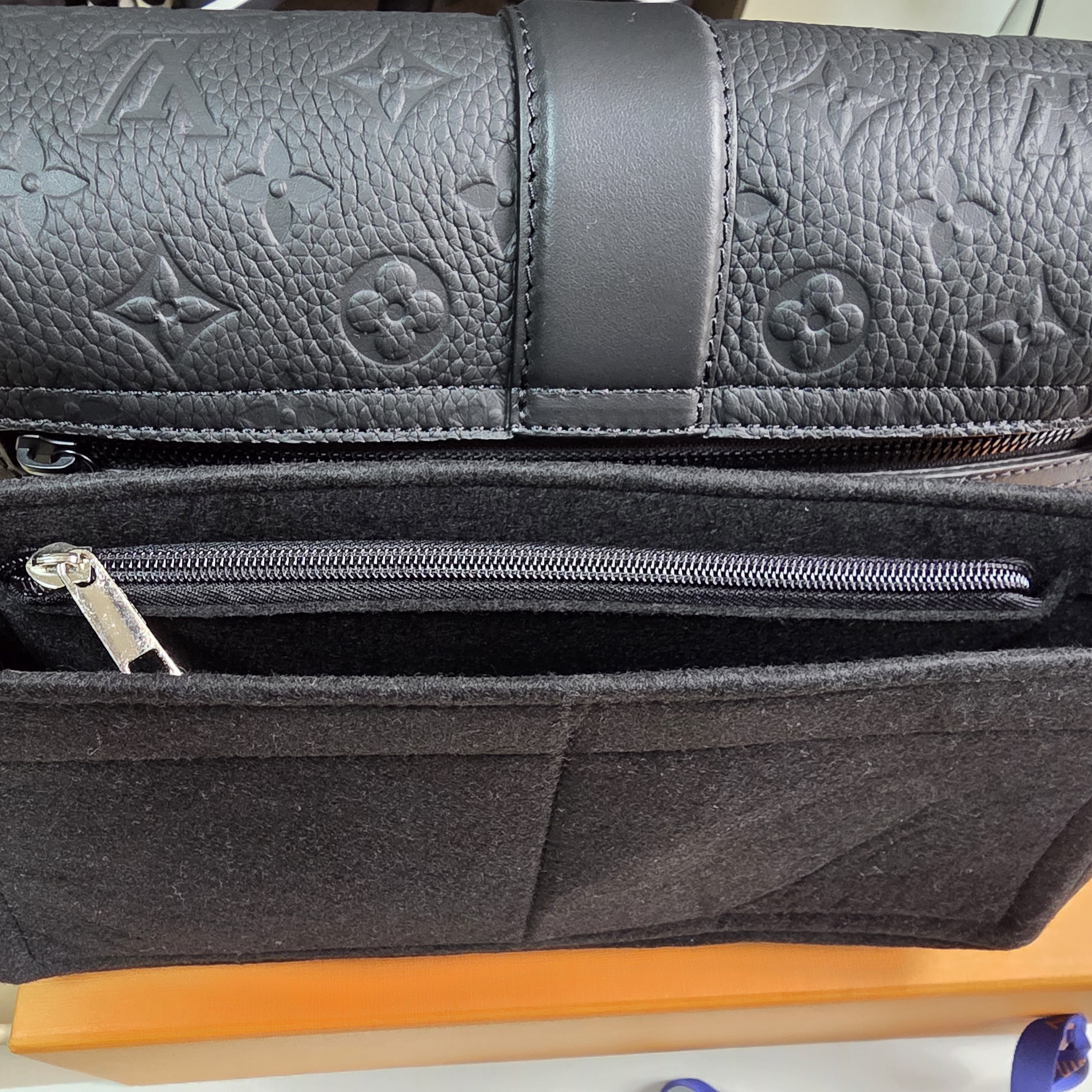 Louis Vuitton S-Cape Massenger Taurillon Monogram Black 착용 스타일 - 4