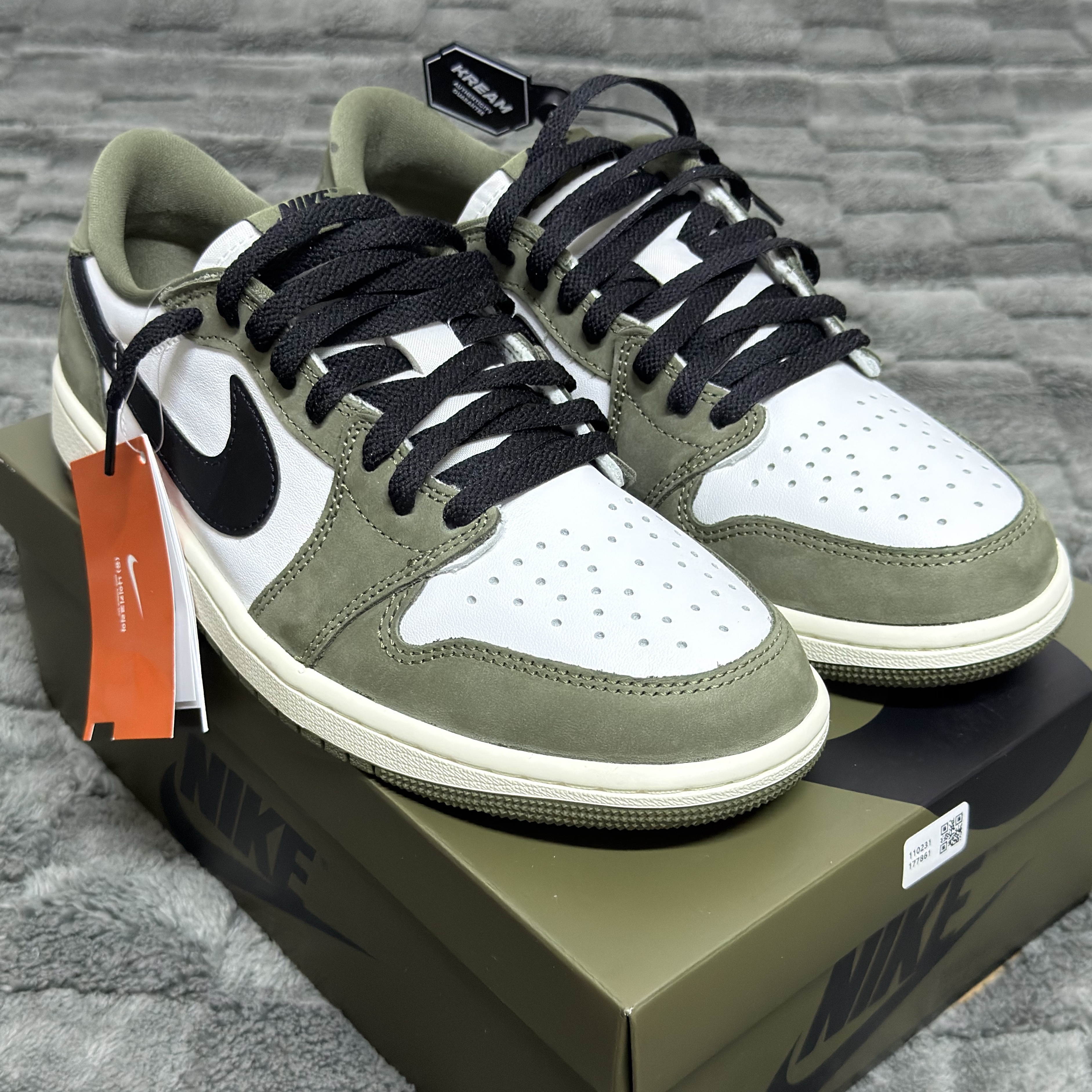 Jordan 1 Retro Low OG Medium Olive and Summit White 착용 스타일 - 3
