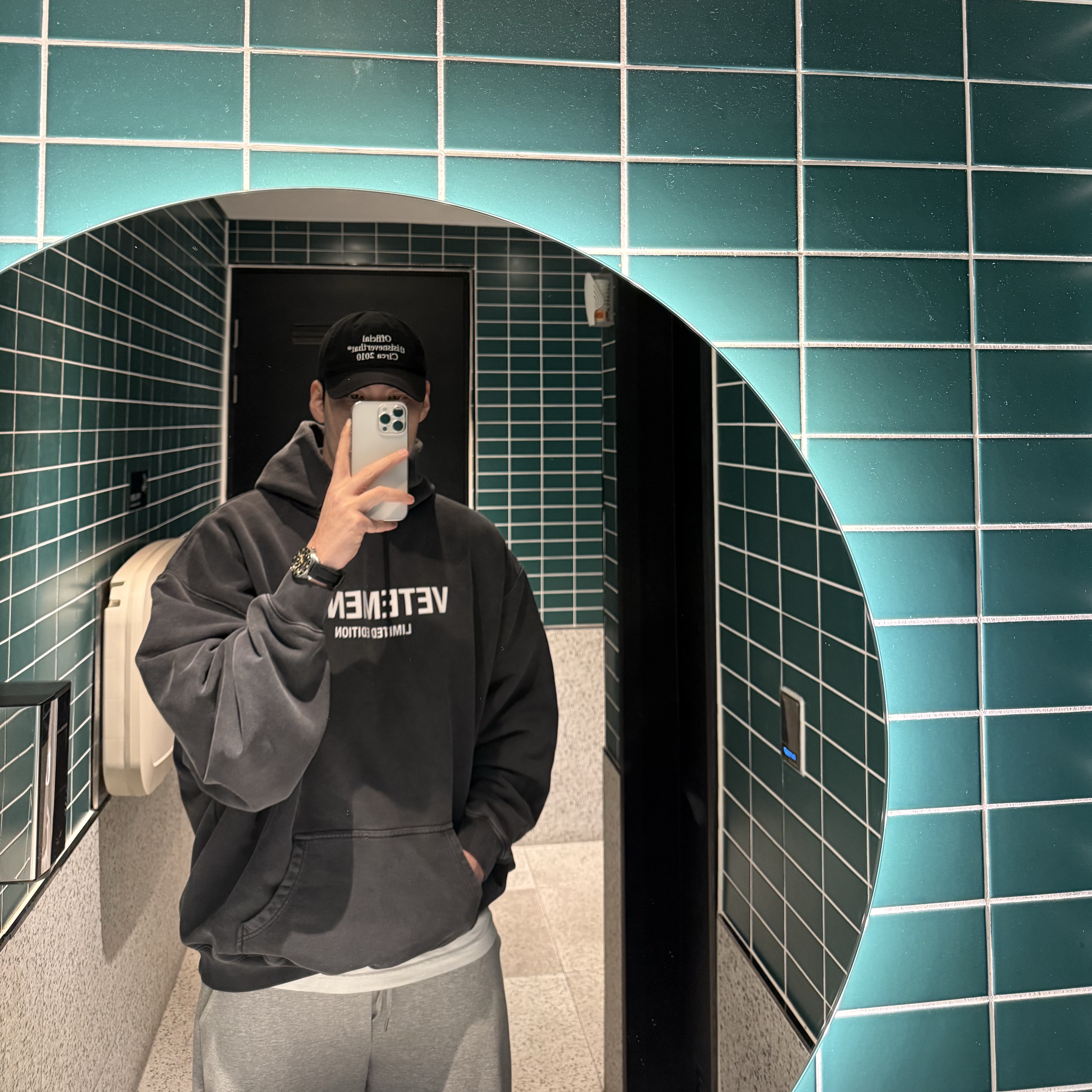 Vetements Limited Edition Logo Hoodie Black 착용 스타일