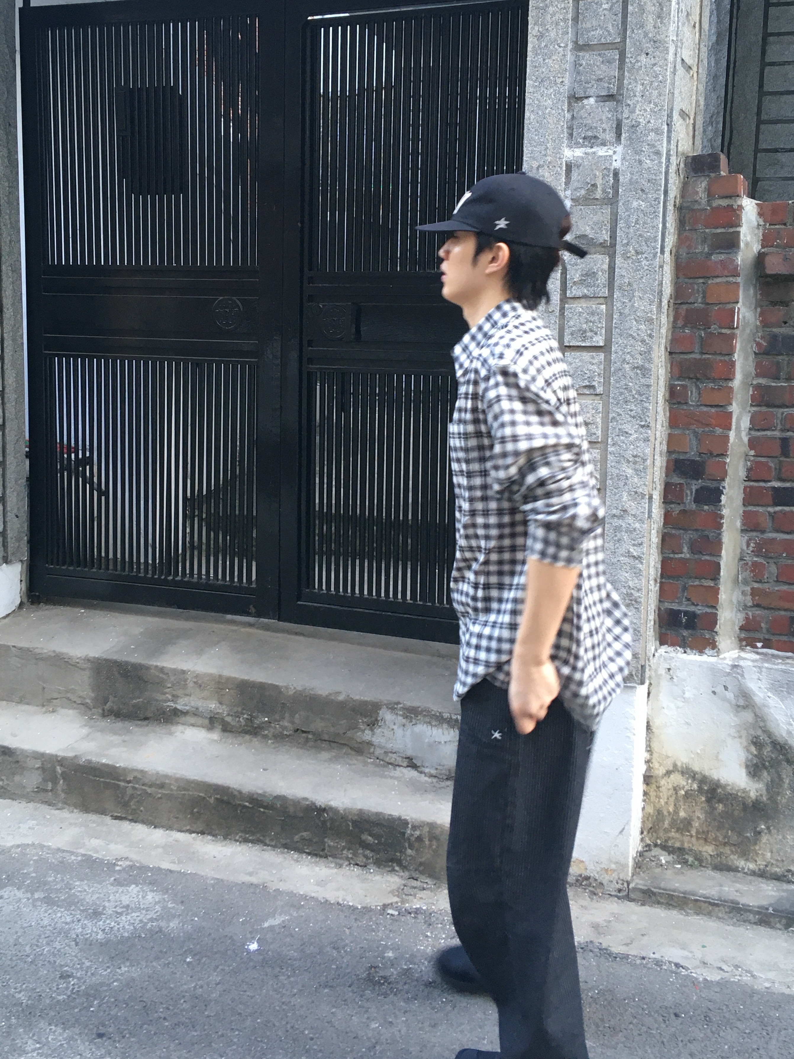 The Coldest Moment TCM Starfish Pin Stripe Pants Black 착용 스타일 - 1