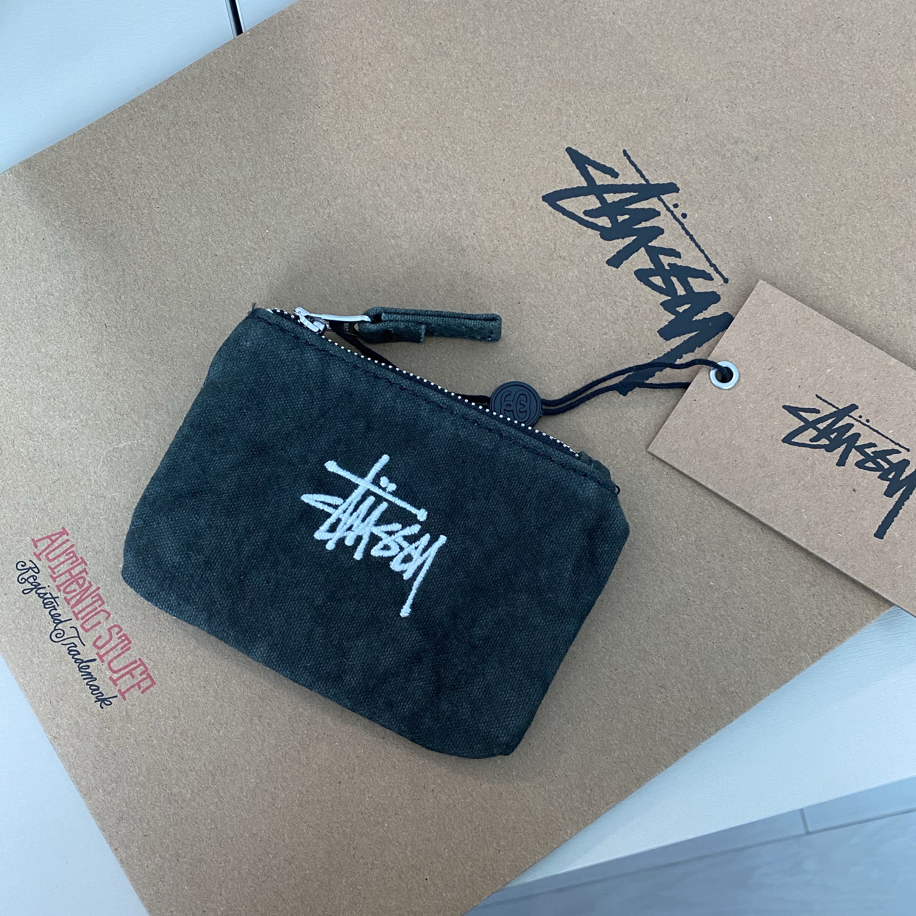 Stussy Canvas Coin Pouch Washed Black 착용 스타일