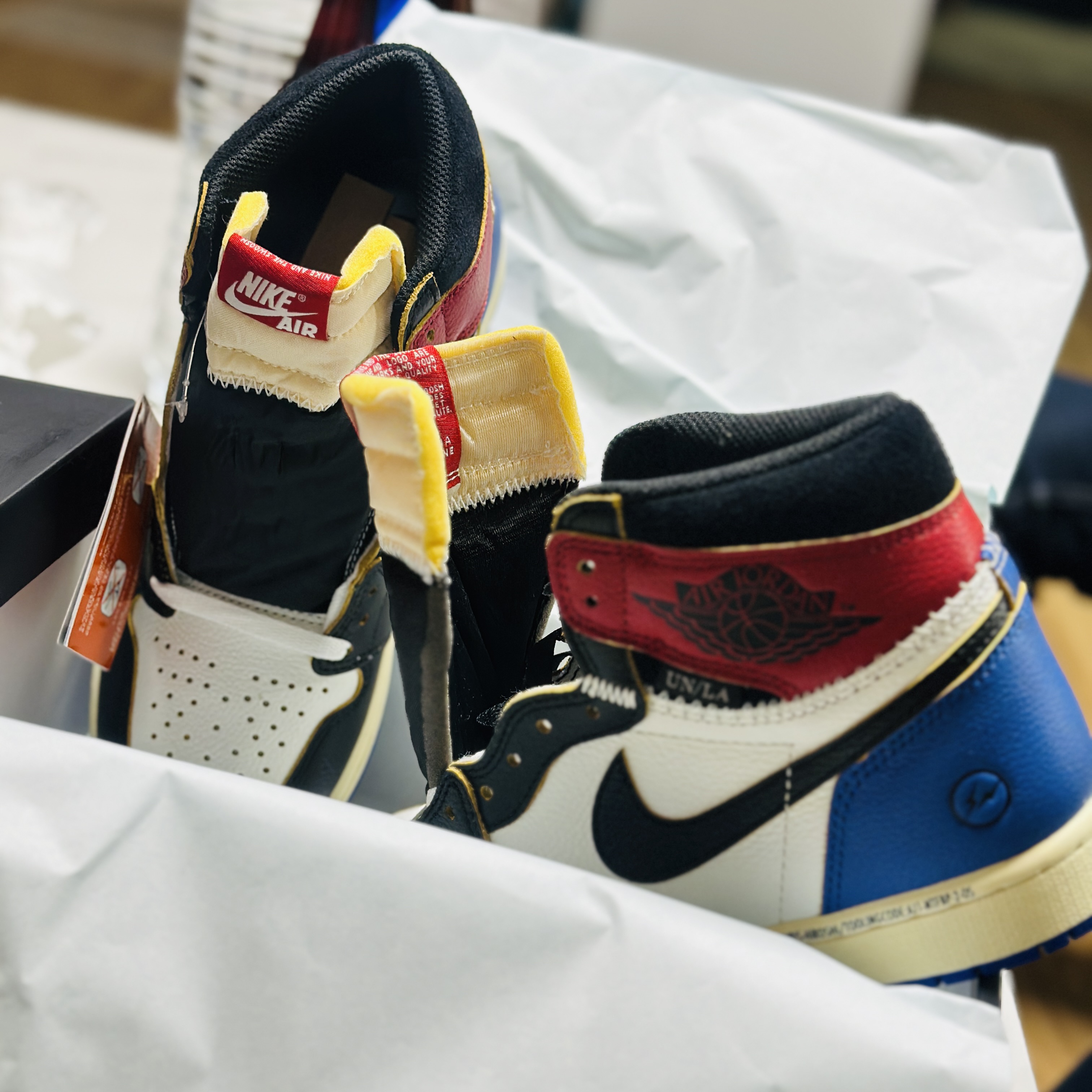 Jordan 1 x Fragment x Union LA Black and Varsity Red 착용 스타일 - 3
