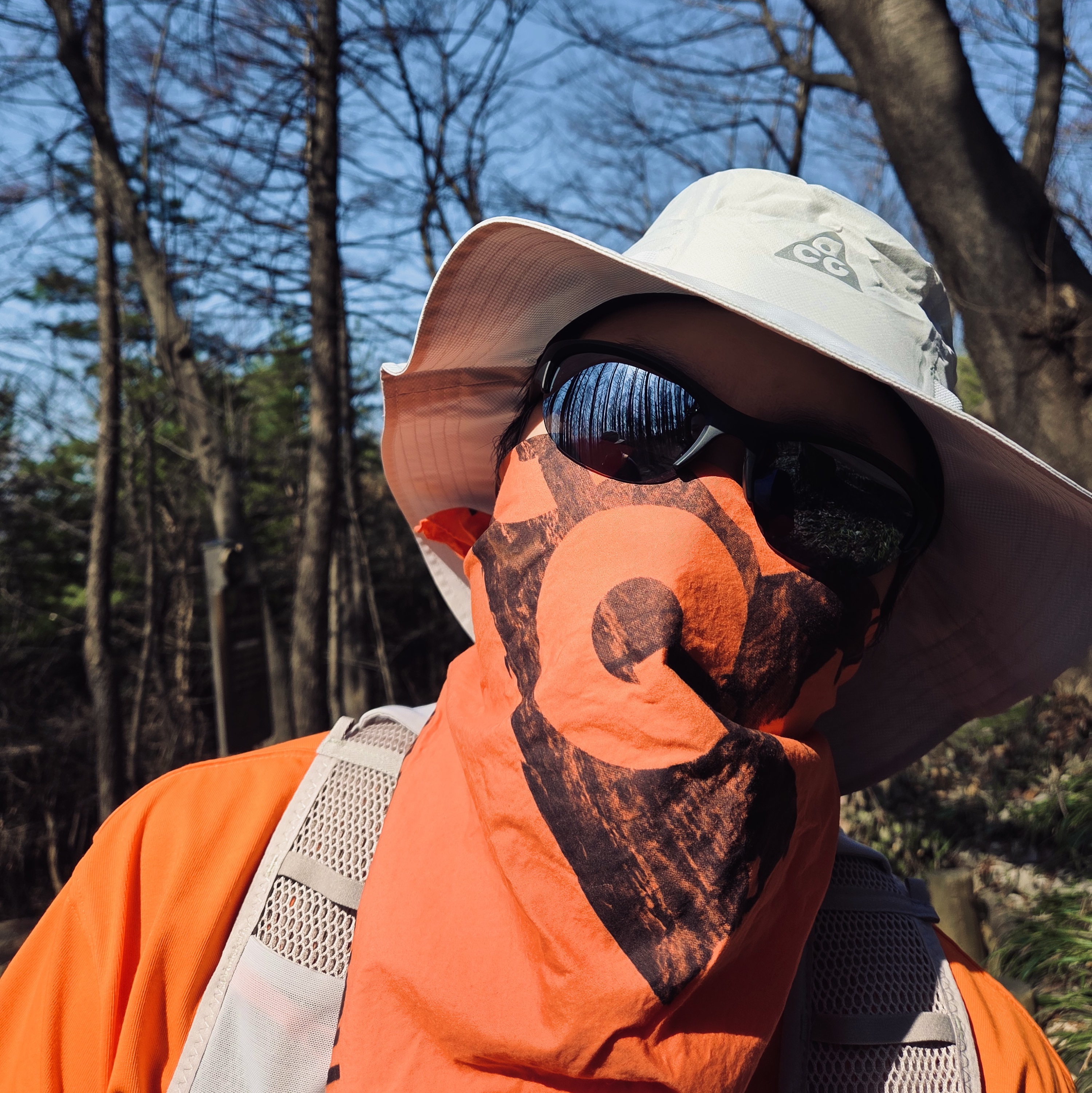 Nike ACG Apex Storm-Fit Bucket Hat Photon Dust, Nike ACG Goat Pack Vest 5L Grey Fog Safety Orange (IQ7354-039) 착용 스타일 - 2