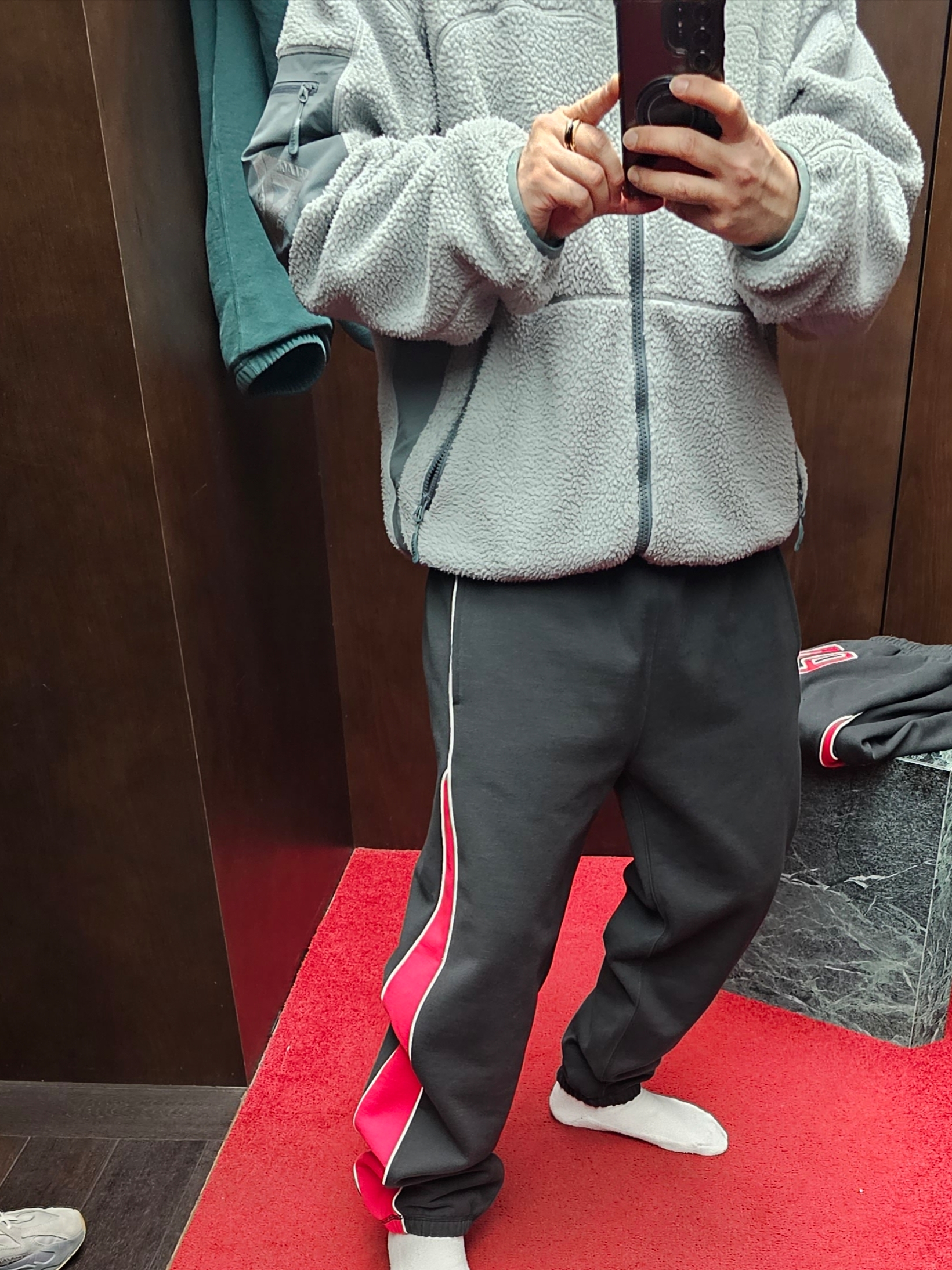 Palace Courtside 1/4 Zip Black Truest Red - 26SS, Palace Courtside Jogger Black Truest Red - 26SS 착용 스타일 - 2