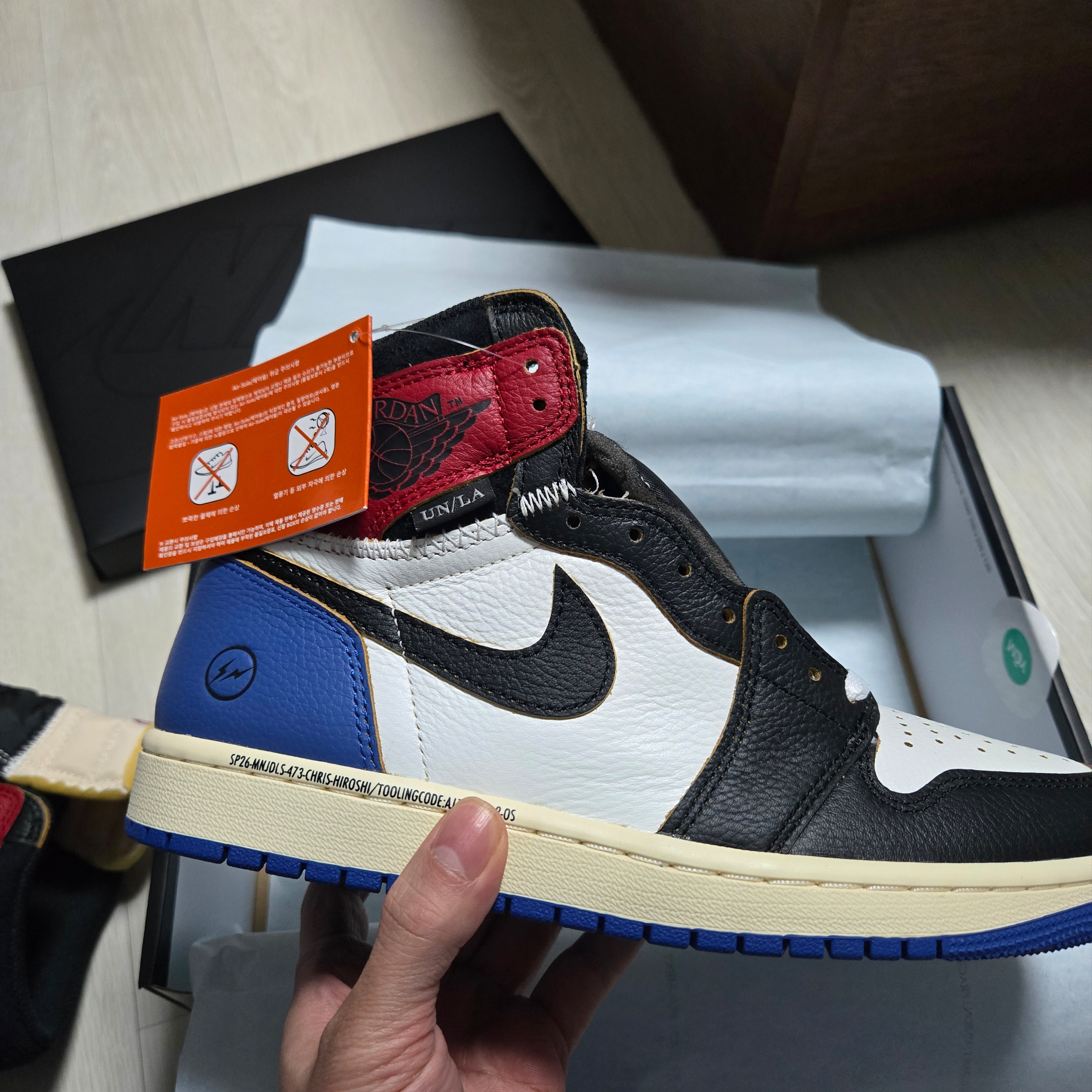 Jordan 1 x Fragment x Union LA Black and Varsity Red 착용 스타일 - 4