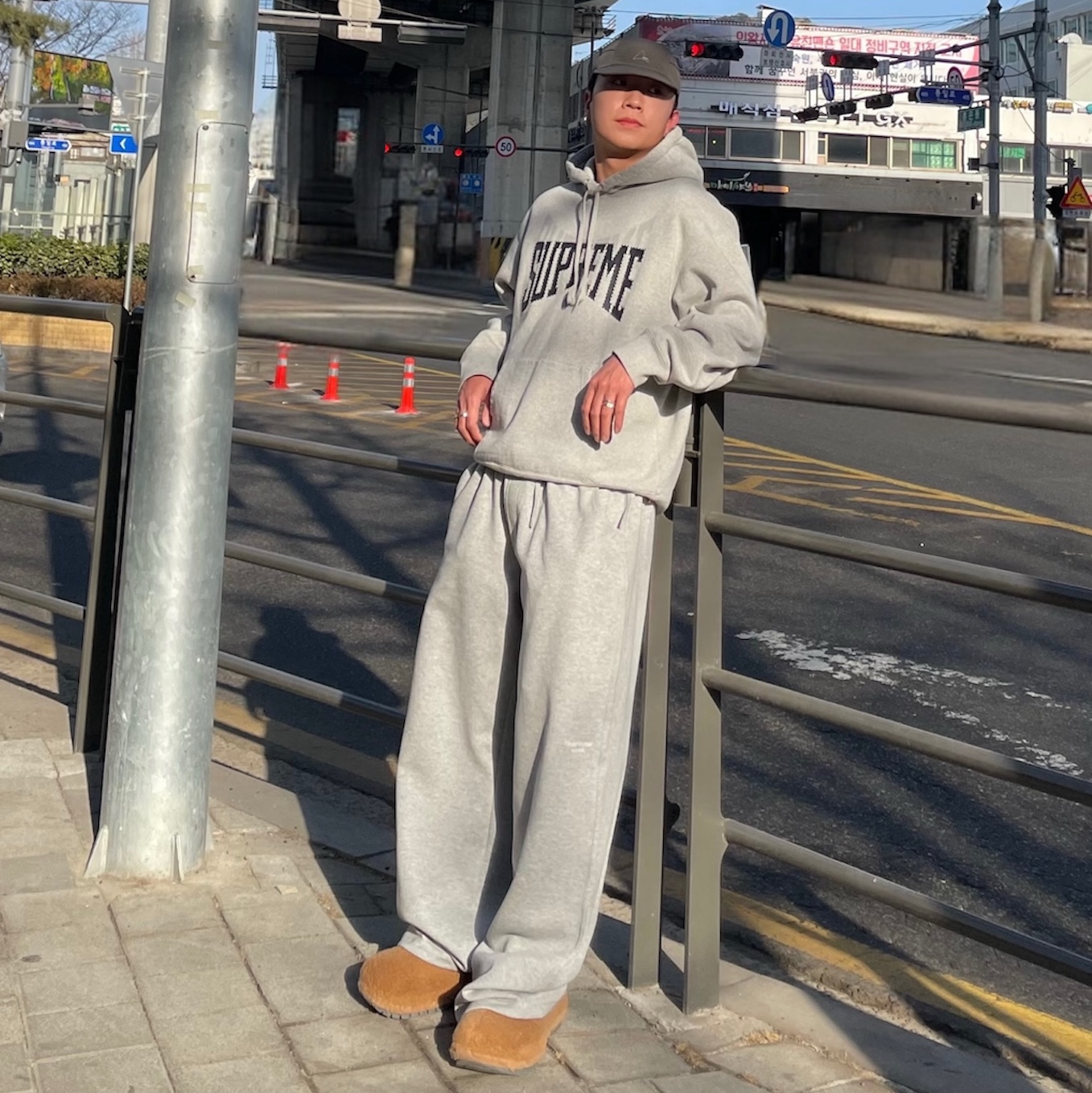 Undermycar Mu.163 Classic Logo Baggy Fit Sweat Pants Melange Gray 착용 스타일 - 4