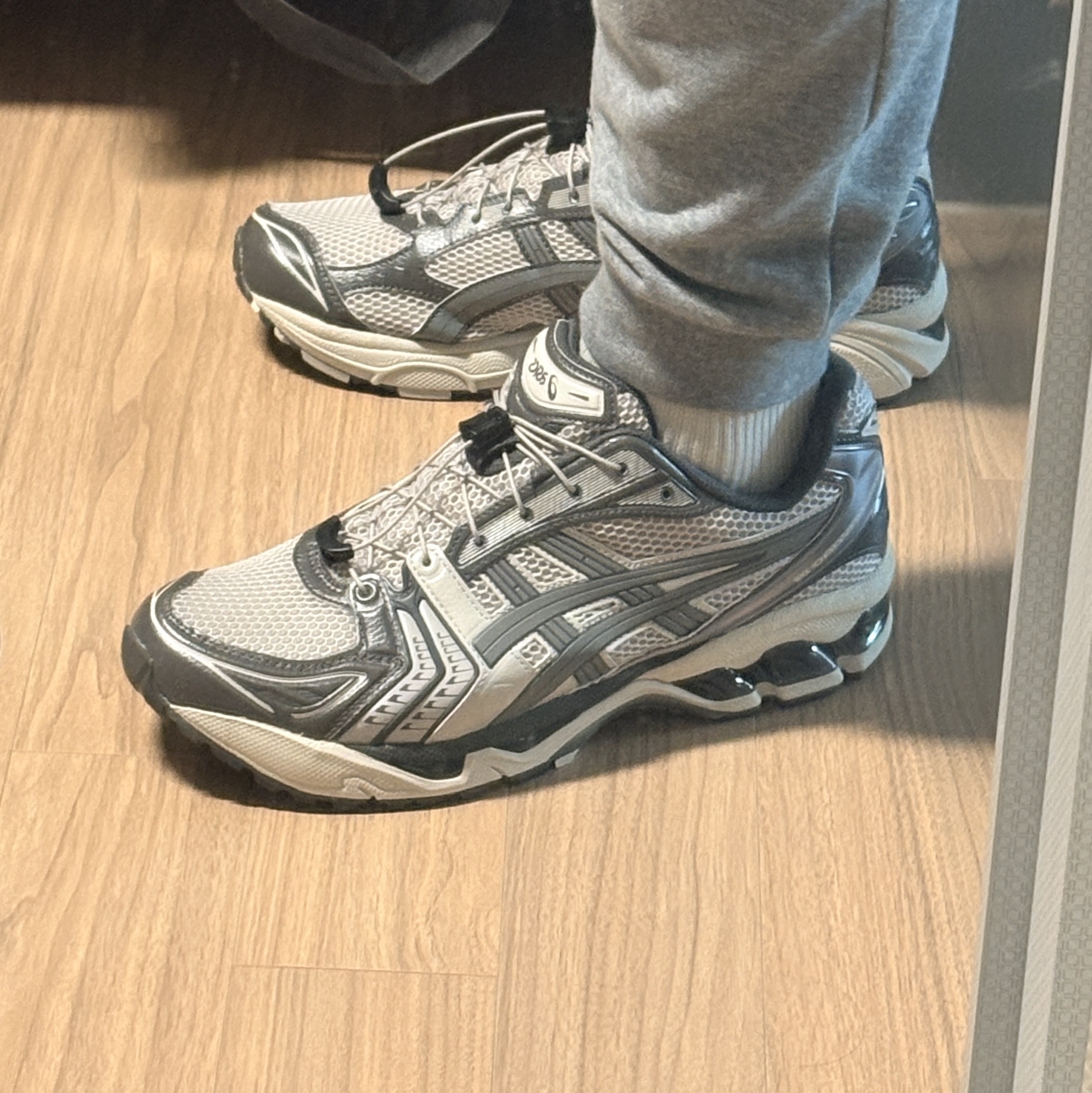Asics Unlimited Gel-Kayano 14 Oyster Grey Clay Grey 착용 스타일 - 2