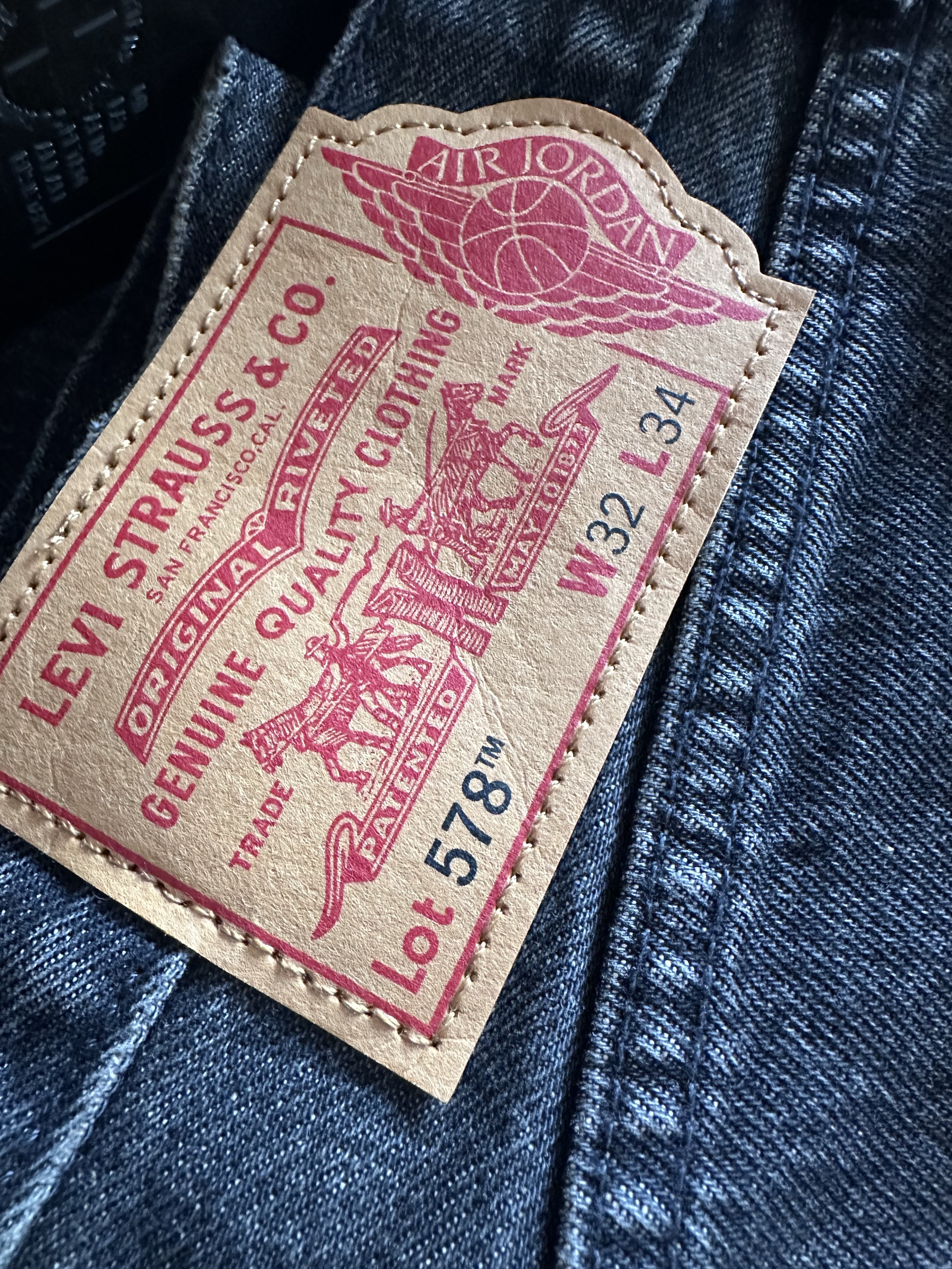 Dr. Martens x Palace 1461 Red, Levi's x Jordan Type III Trucker Black 착용 스타일 - 3
