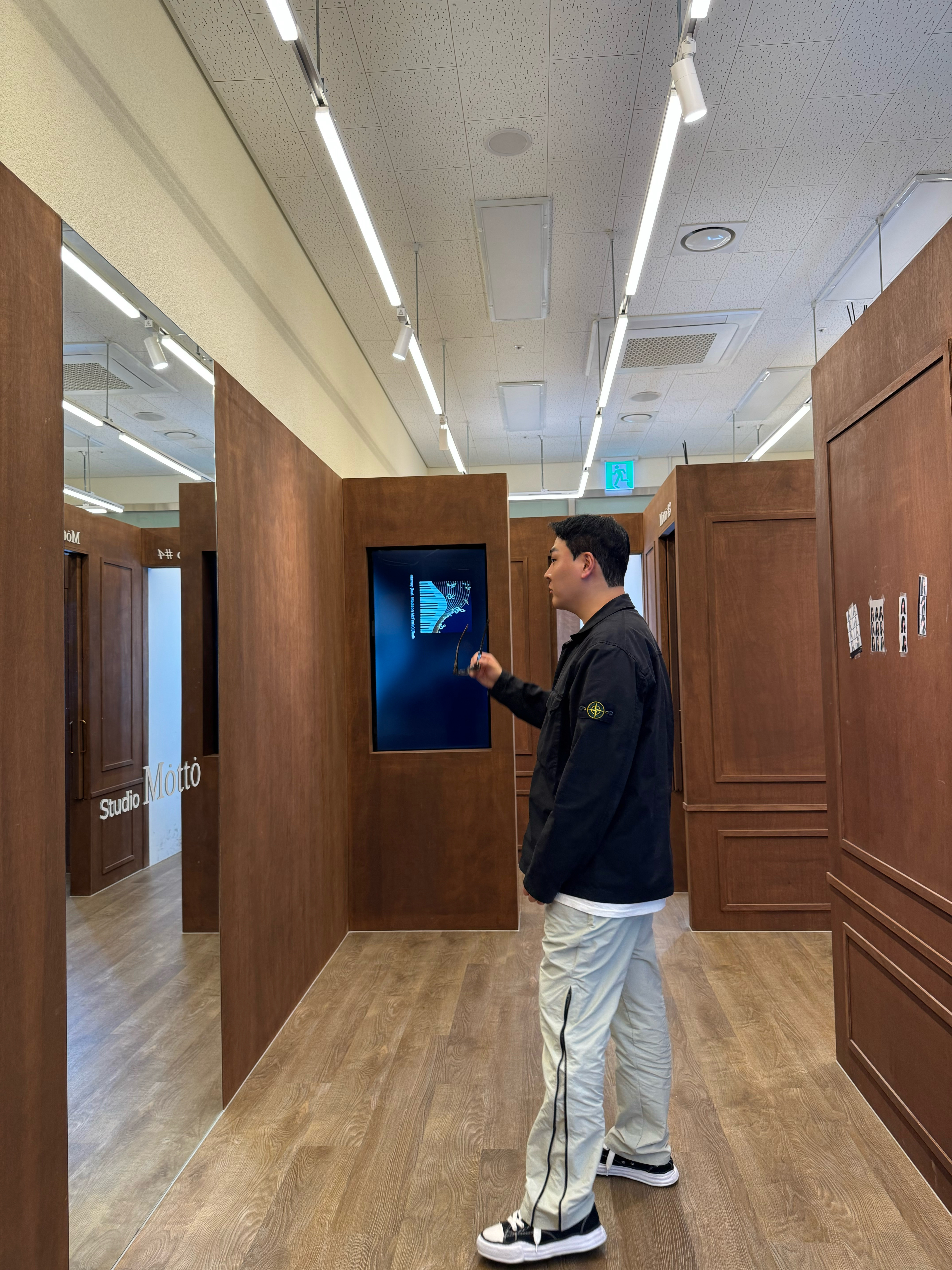 Stone Island 10210 Supima Cotton Twill Stretch-TC Overshirt Black - 24FW, Maison Mihara Yasuhiro Peterson OG Sole Canvas Low Sneakers Black 착용 스타일 - 2