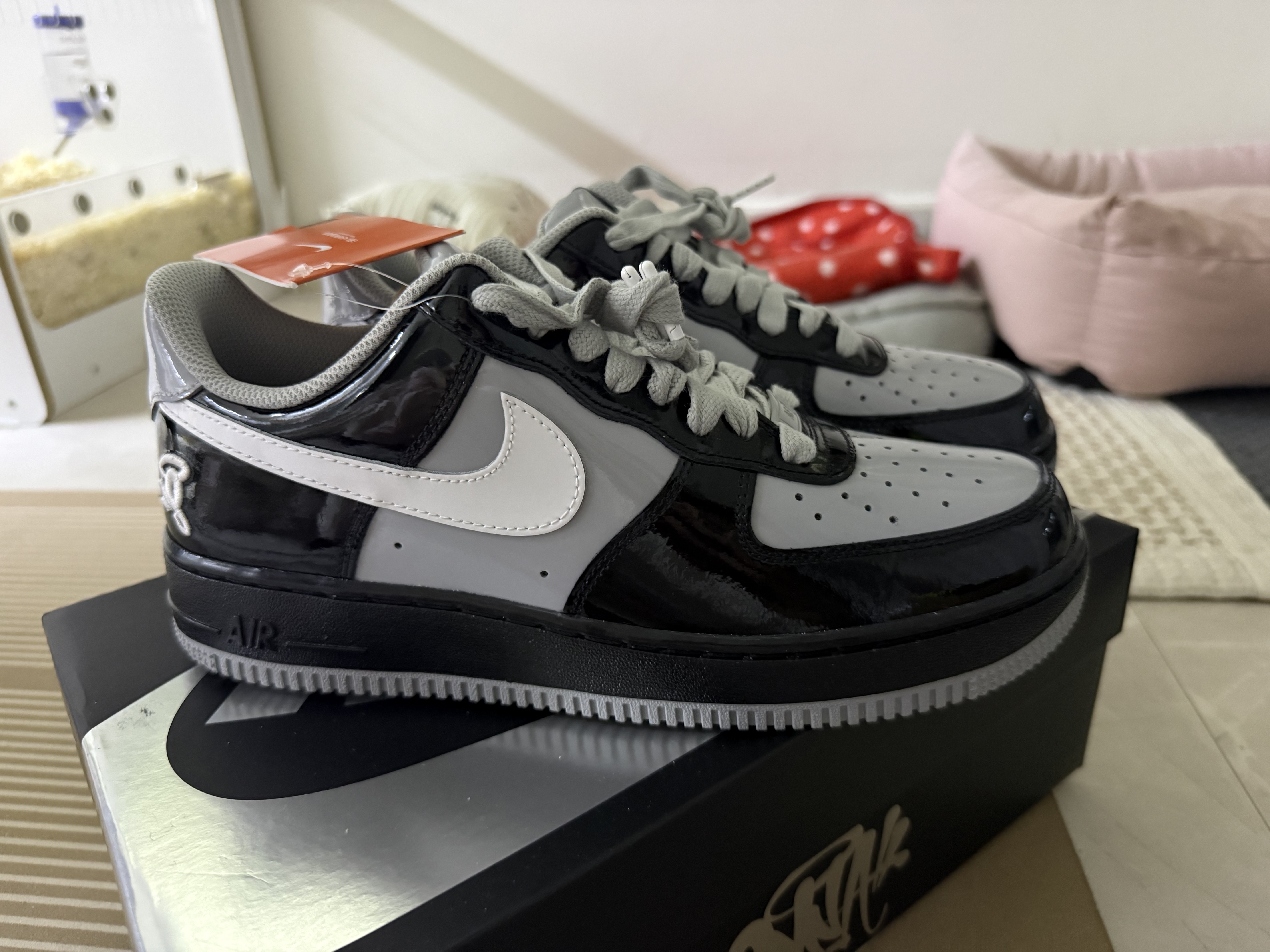 Nike x Syna Air Force 1 '07 Black and Light Smoke Grey 착용 스타일 - 1
