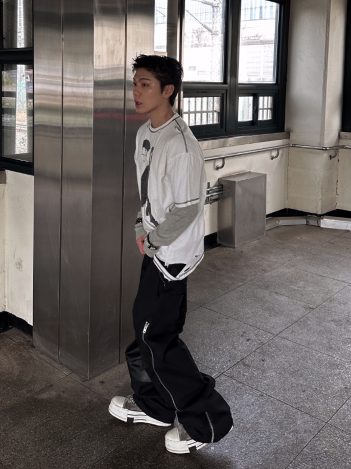 ROARINGRAD Carbon-Coated Side-Zip Pants Black 착용 스타일 - 1