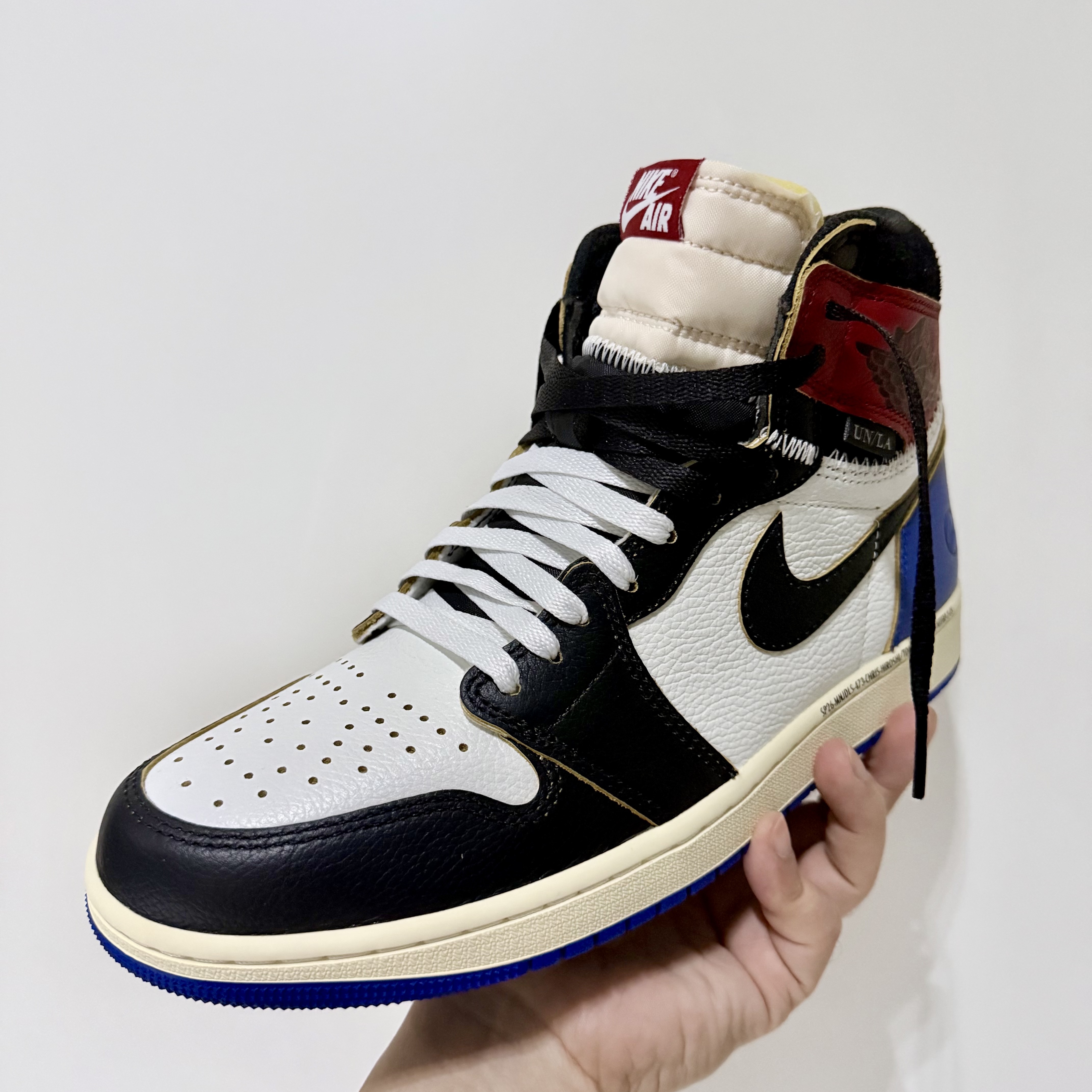 Jordan 1 x Fragment x Union LA Black and Varsity Red 착용 스타일 - 4