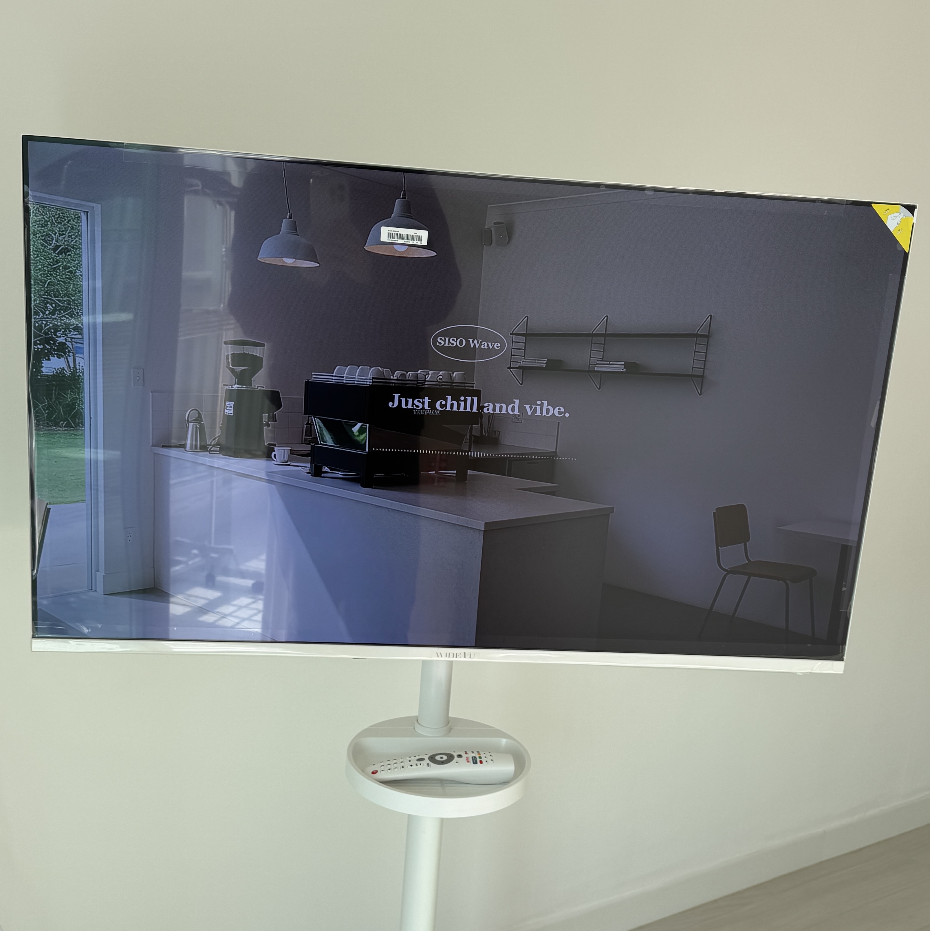 [15% 쿠폰] WIDEVU WideMovingVu White Edition V3 Set 109cm (43in) FHD Smart Mobile TV 착용 스타일
