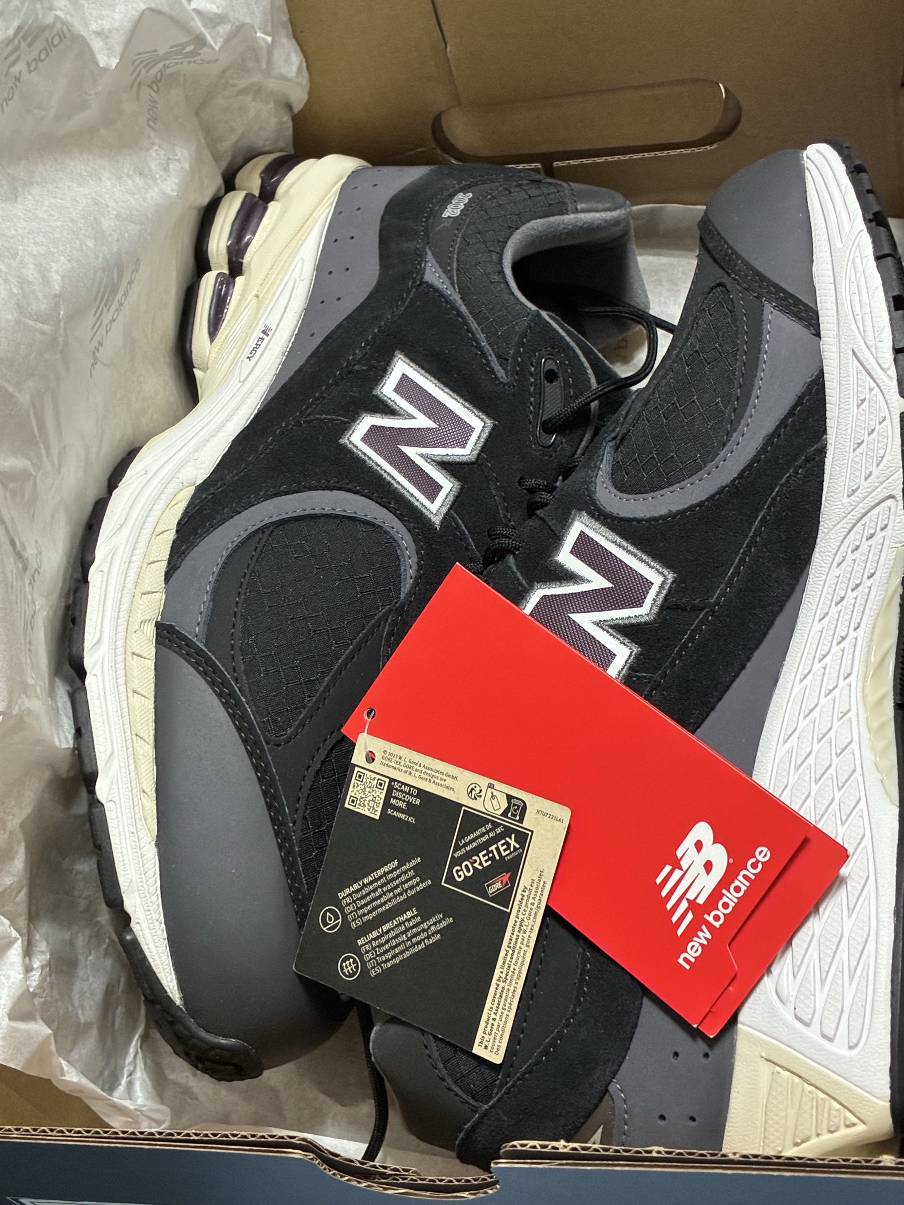 New Balance 2002R Inkwell Aluminum Grey 착용 스타일