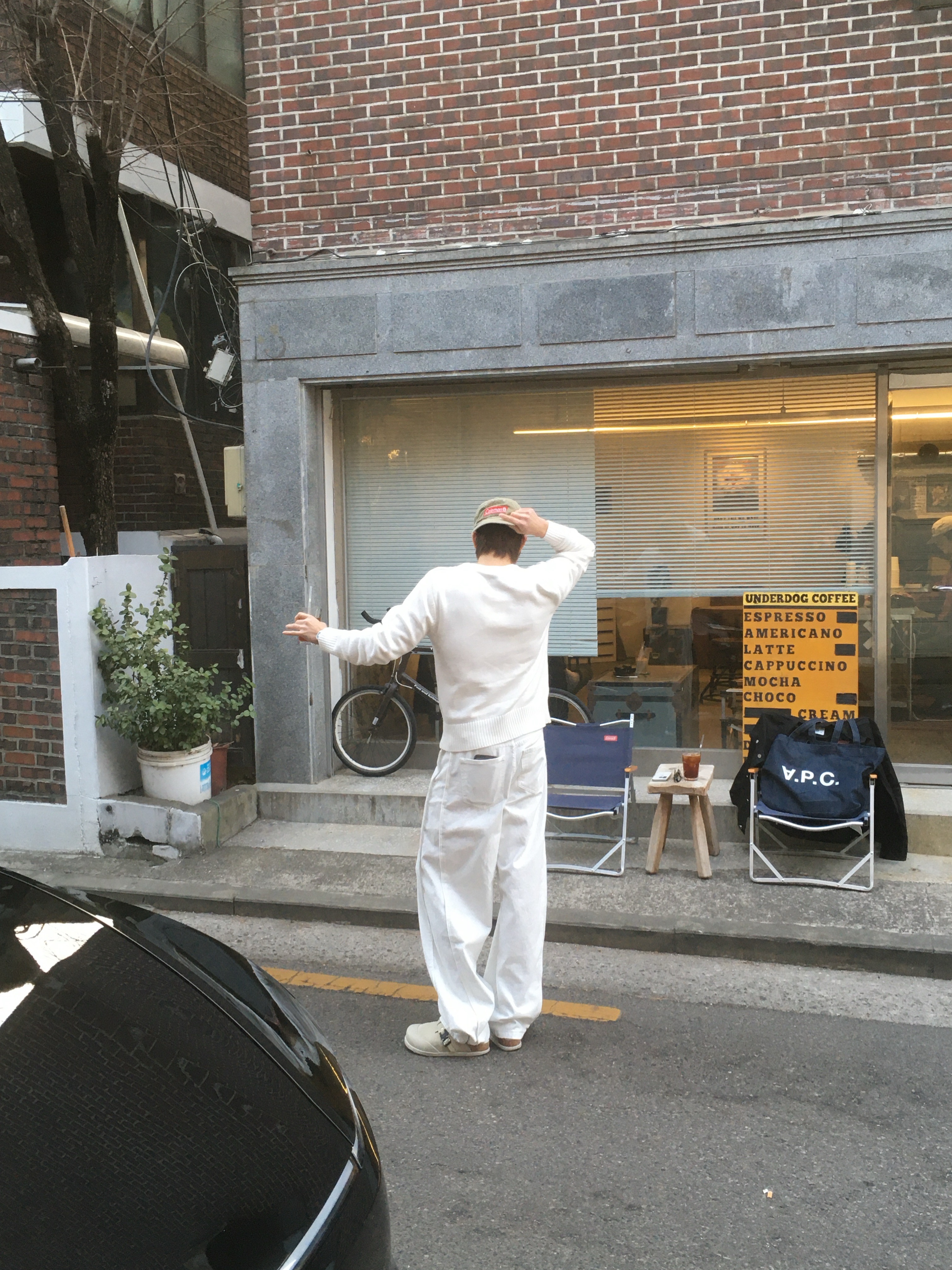 Dior x Birkenstock Tokio Mule Nubuck Calfskin Greige, A.P.C. Daniela Shopping Bag Indigo 착용 스타일 - 3