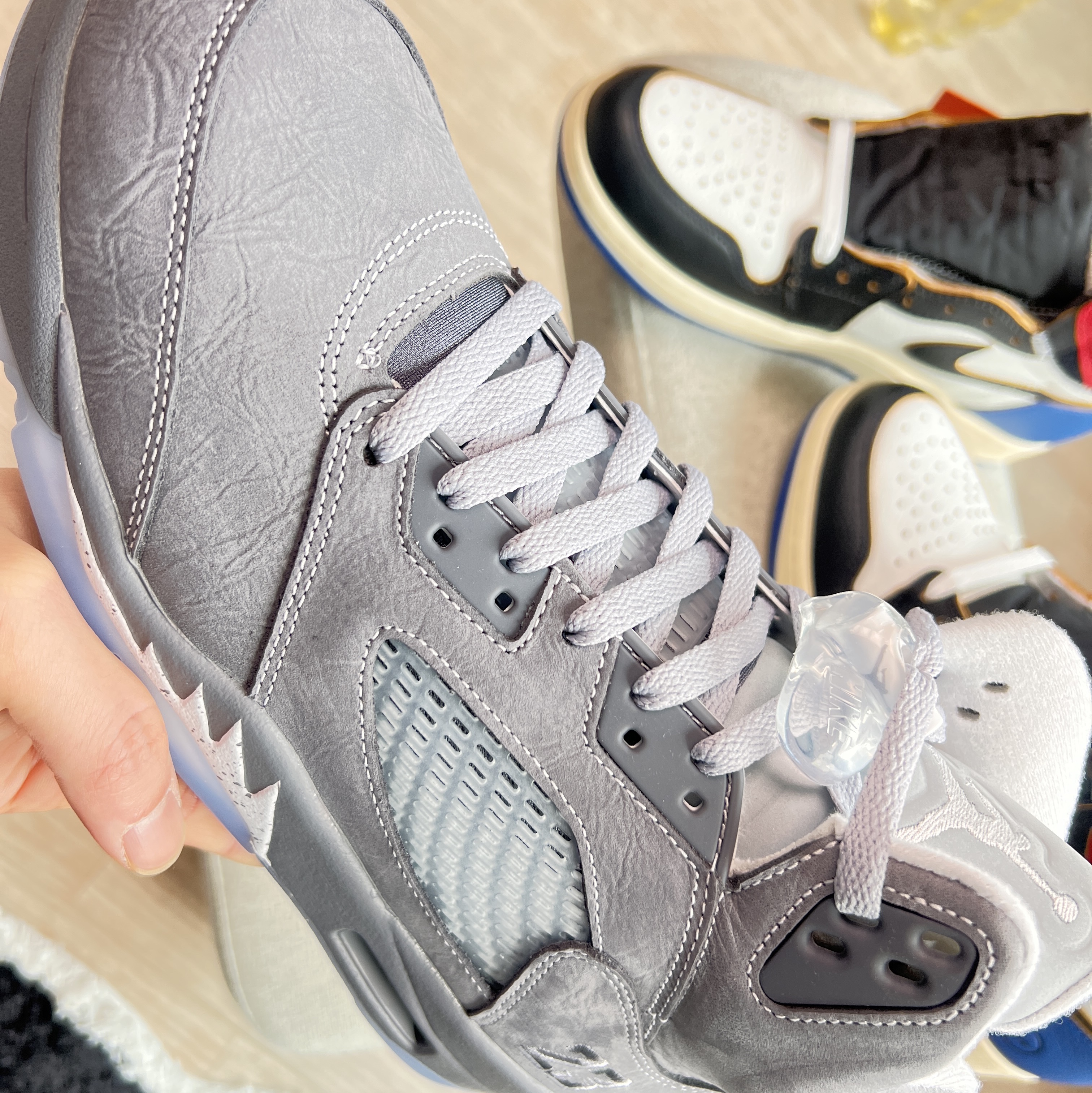 Jordan 5 Retro Light Graphite and Wolf Grey, Jordan 1 x Fragment x Union LA Black and Varsity Red 착용 스타일 - 1