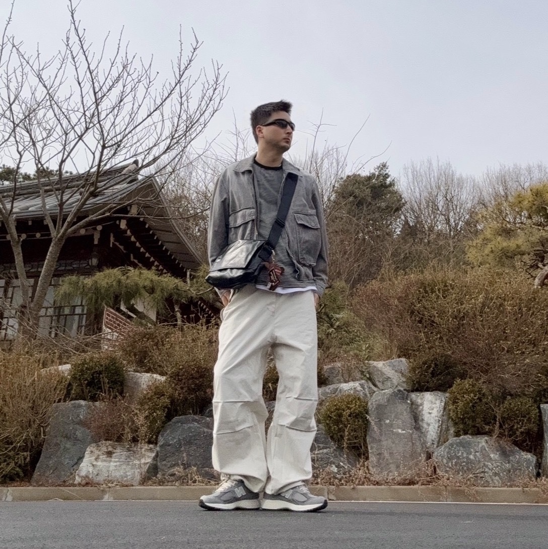 New Balance 2002R Premium Vintage Grey, Fuggler Grin Grin Keyring Brown 착용 스타일