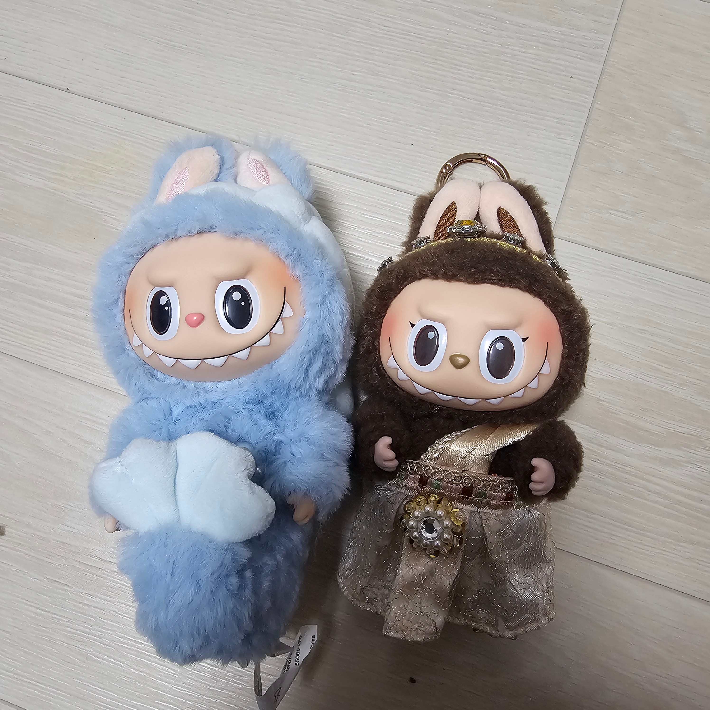 Pop Mart Labubu Good Luck To You Vinyl Plush Doll Pendant 착용 스타일