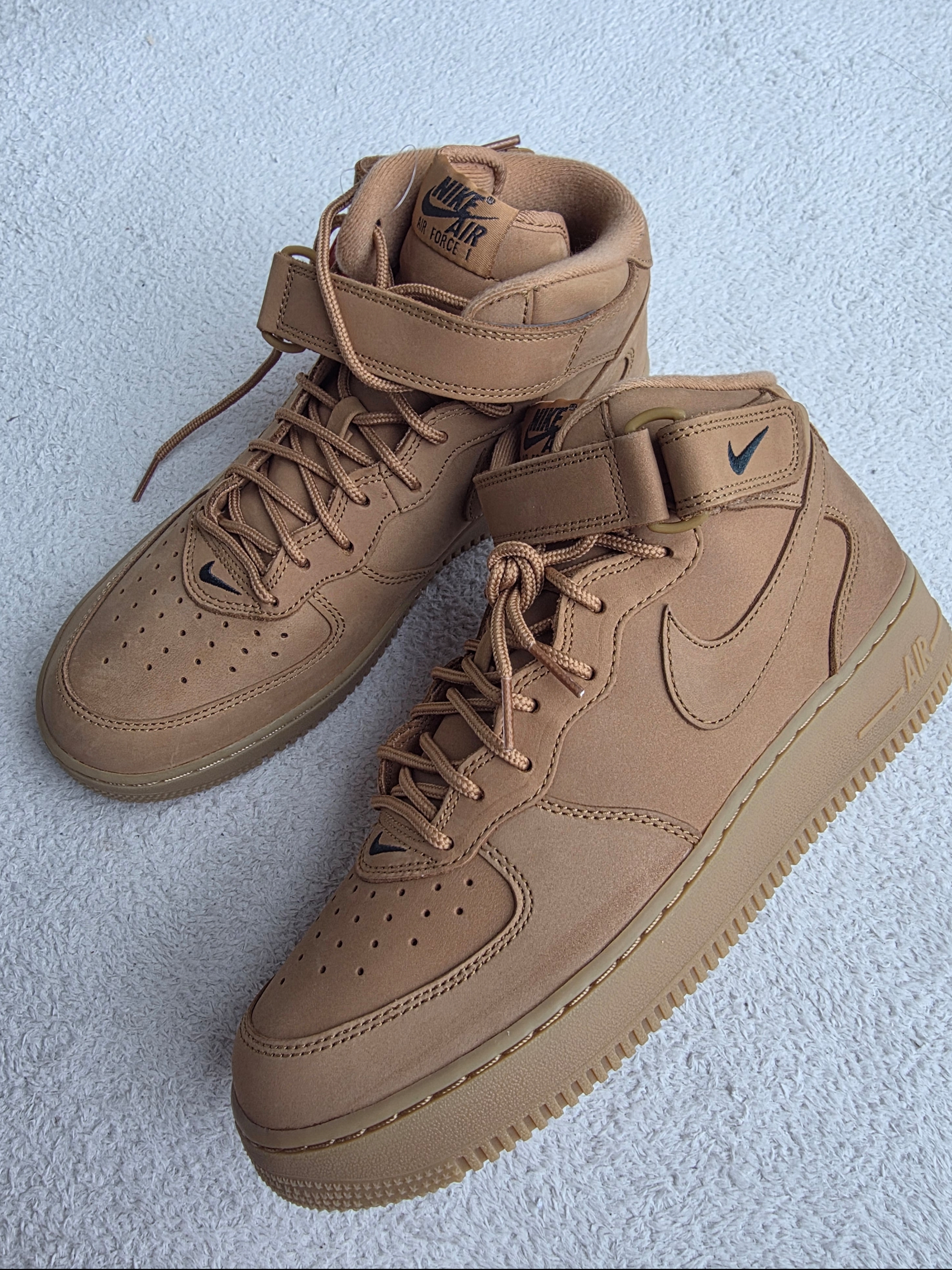 Nike Air Force 1 Mid Flax and Outdoor Green 착용 스타일