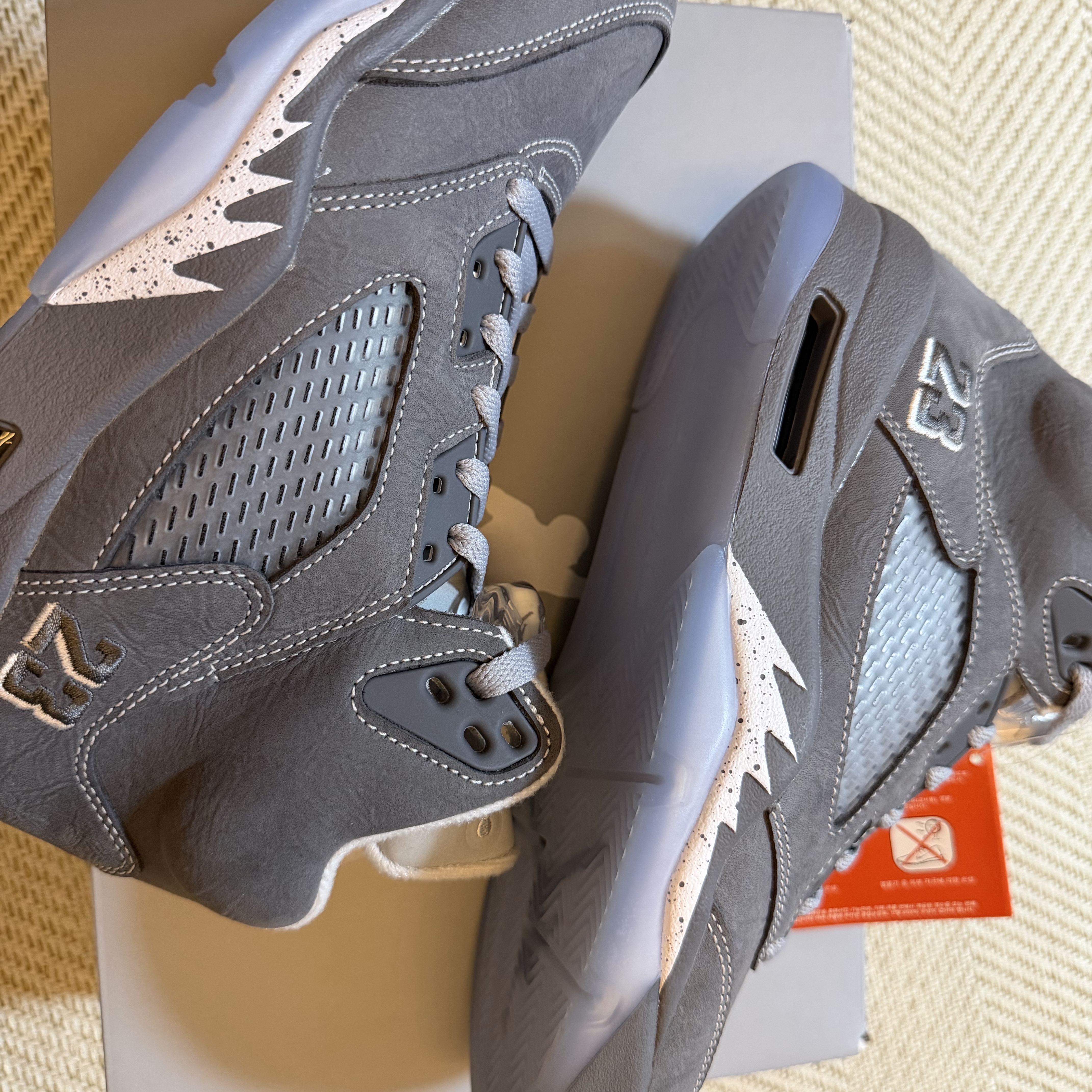 Jordan 5 Retro Light Graphite and Wolf Grey 착용 스타일 - 3