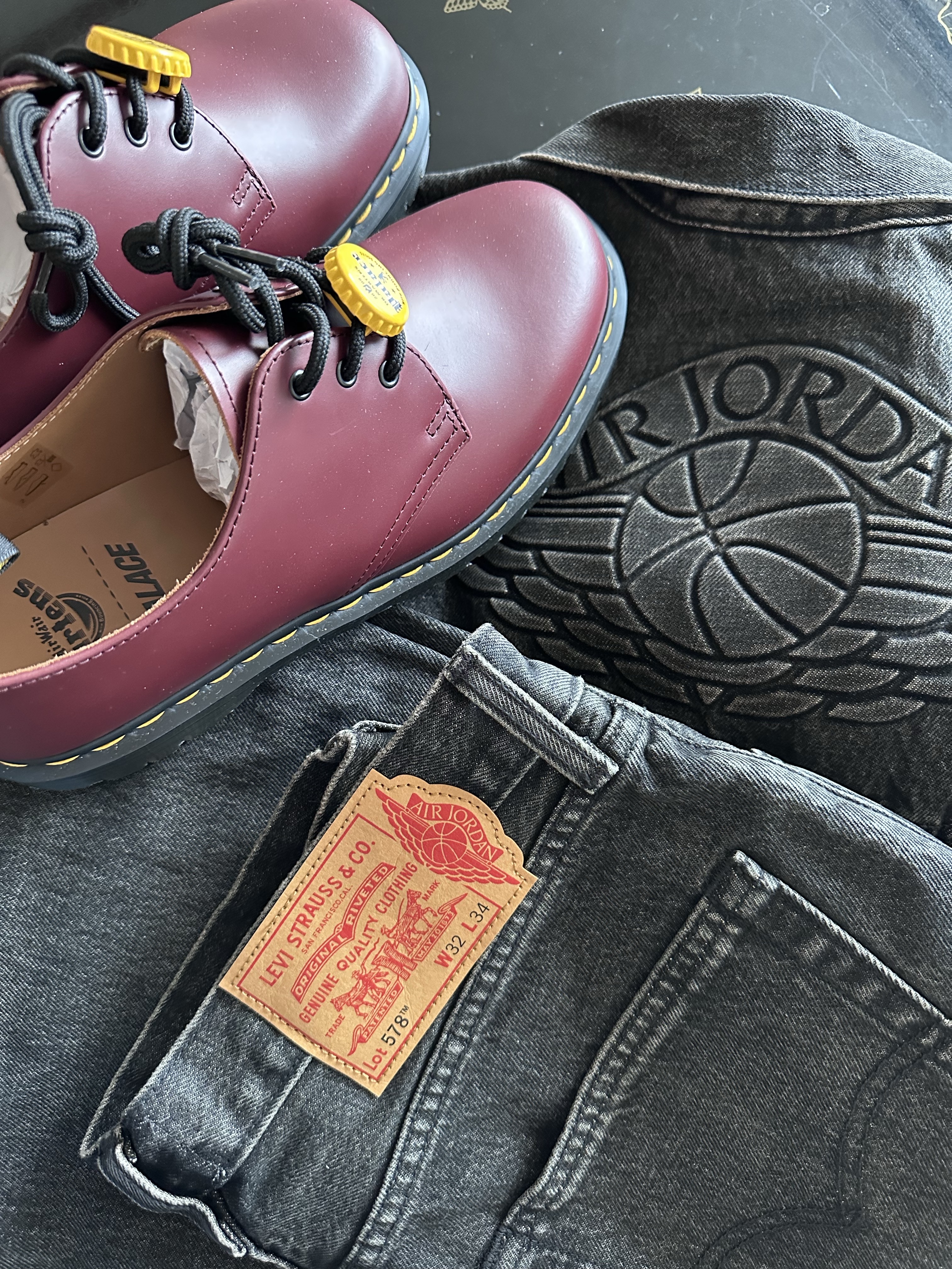 Dr. Martens x Palace 1461 Red, Levi's x Jordan Type III Trucker Black 착용 스타일 - 1