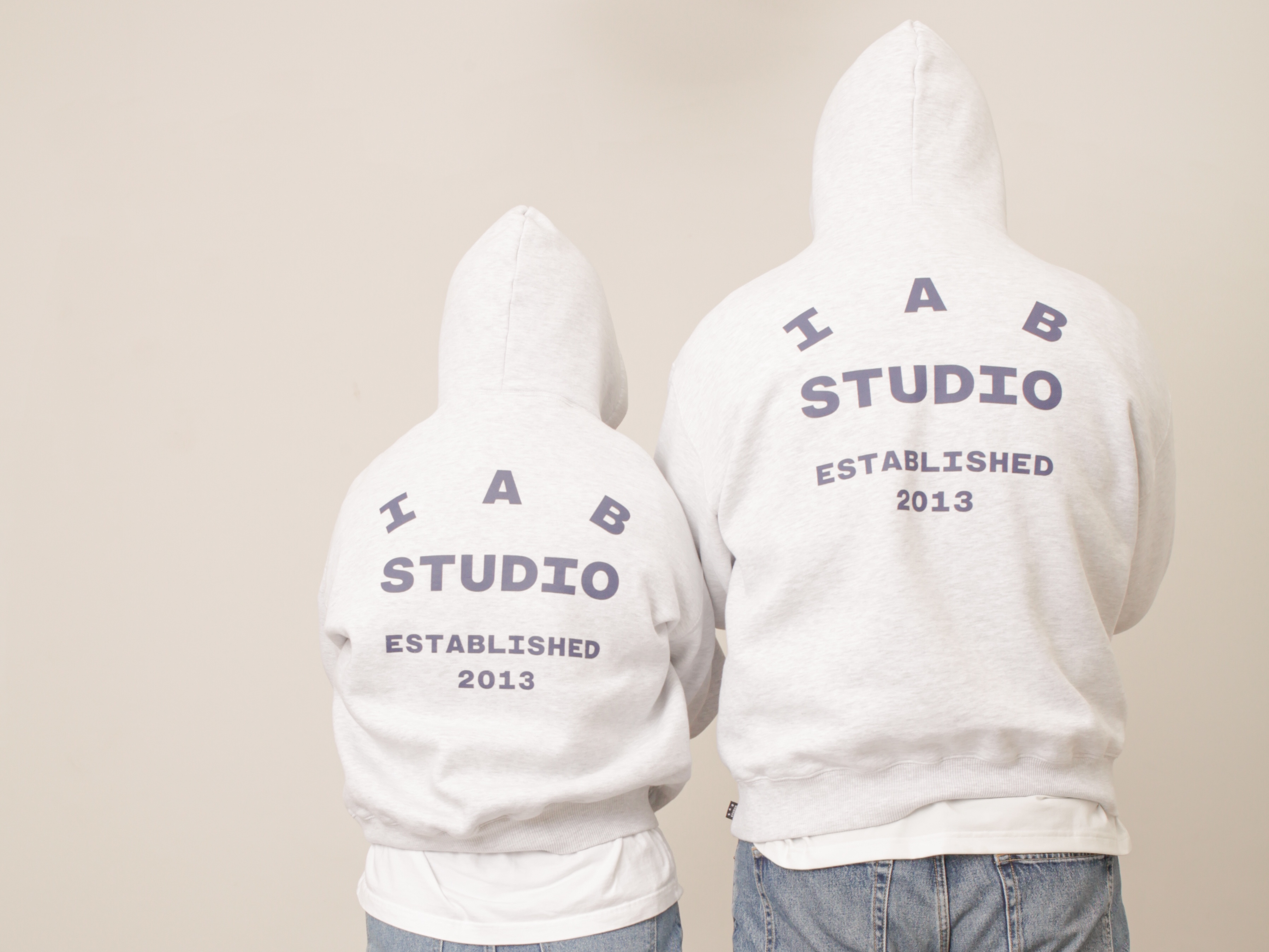 IAB Studio 25 Hoodie Light Gray Navy 착용 스타일