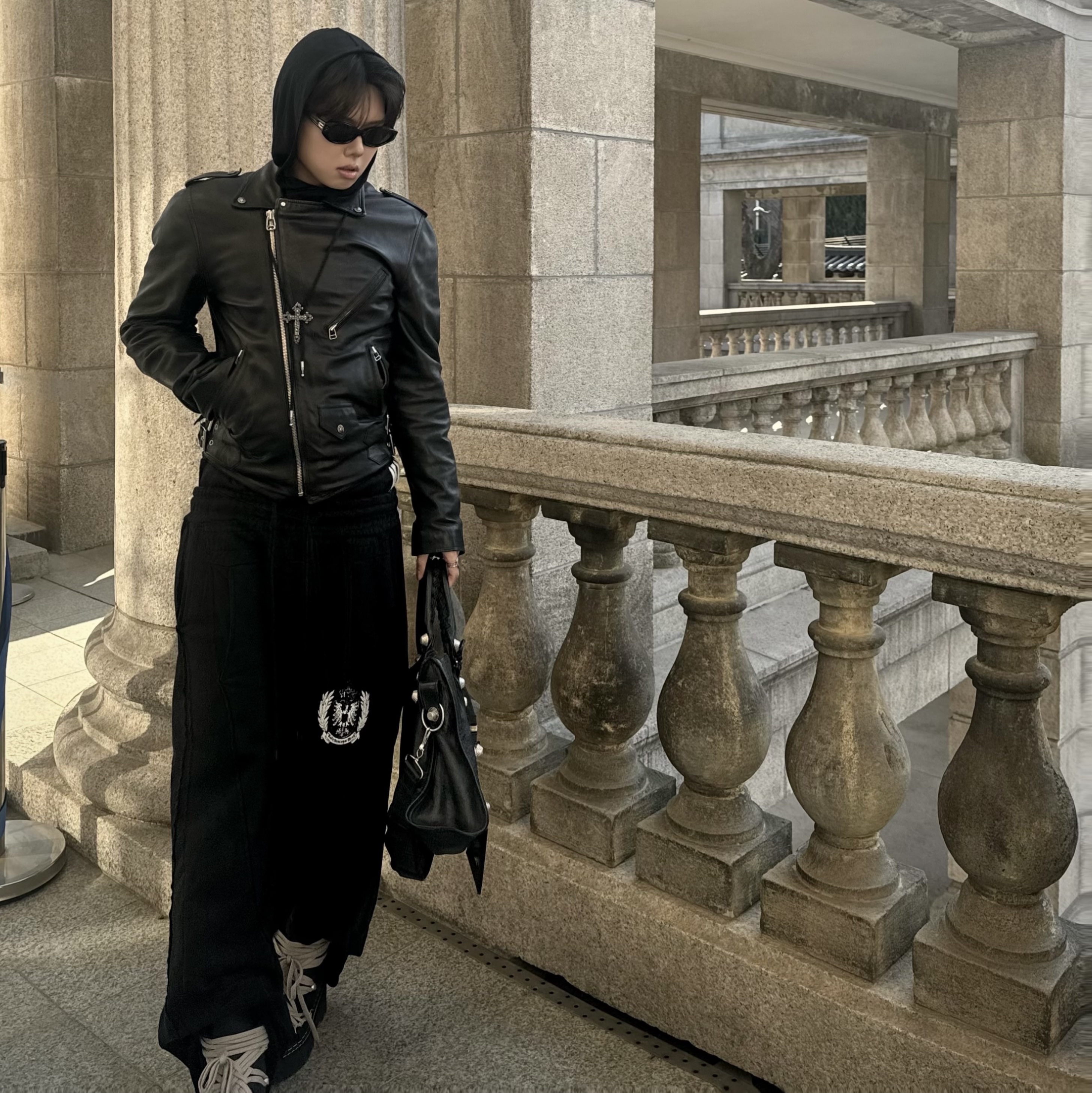 Gentle Monster Dada 01 Black, Dr. Martens x Rick Owens 1460 Quad Sole Mega Lace Boots Black 착용 스타일 - 2