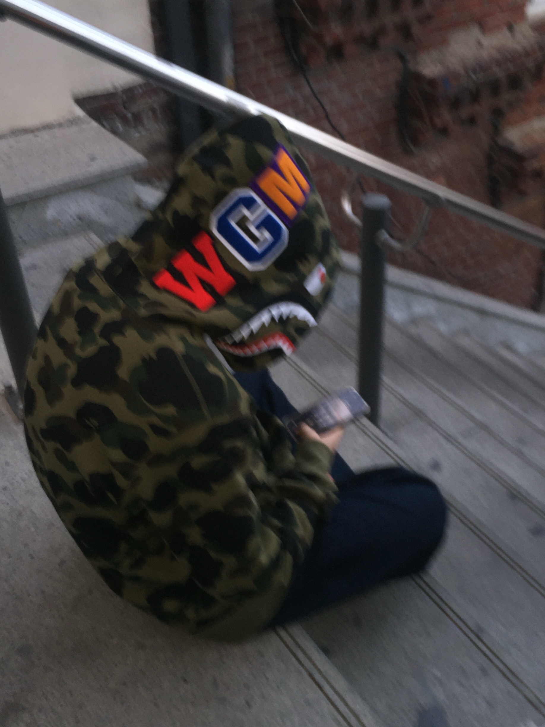 BAPE 1st Camo Shark Full Zip Hoodie Army Green 착용 스타일 - 3