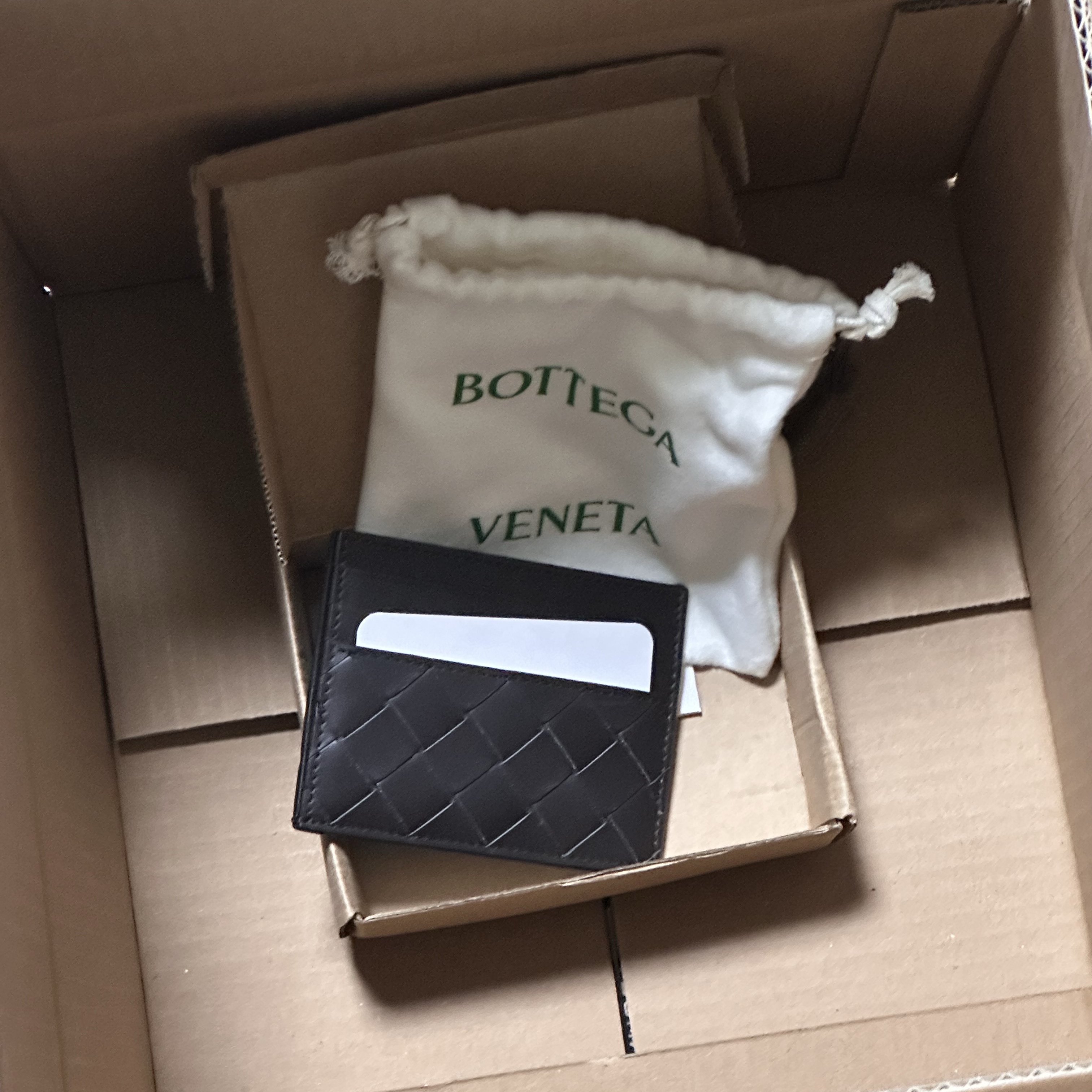 Bottega Veneta Intrecciato Credit Card Case Dark Brown 착용 스타일