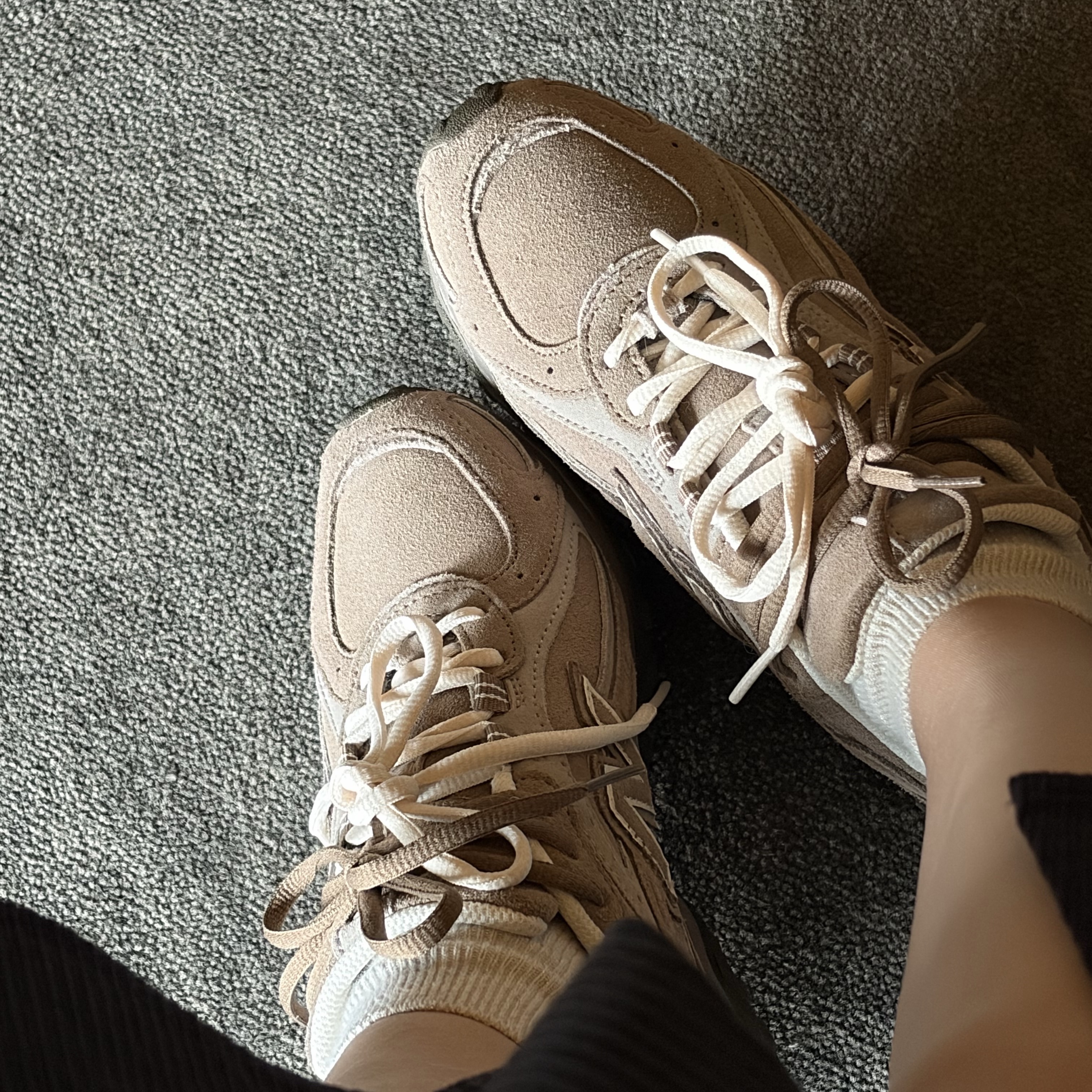 New Balance 204L Suede Mushroom Arid Stone 착용 스타일 - 1