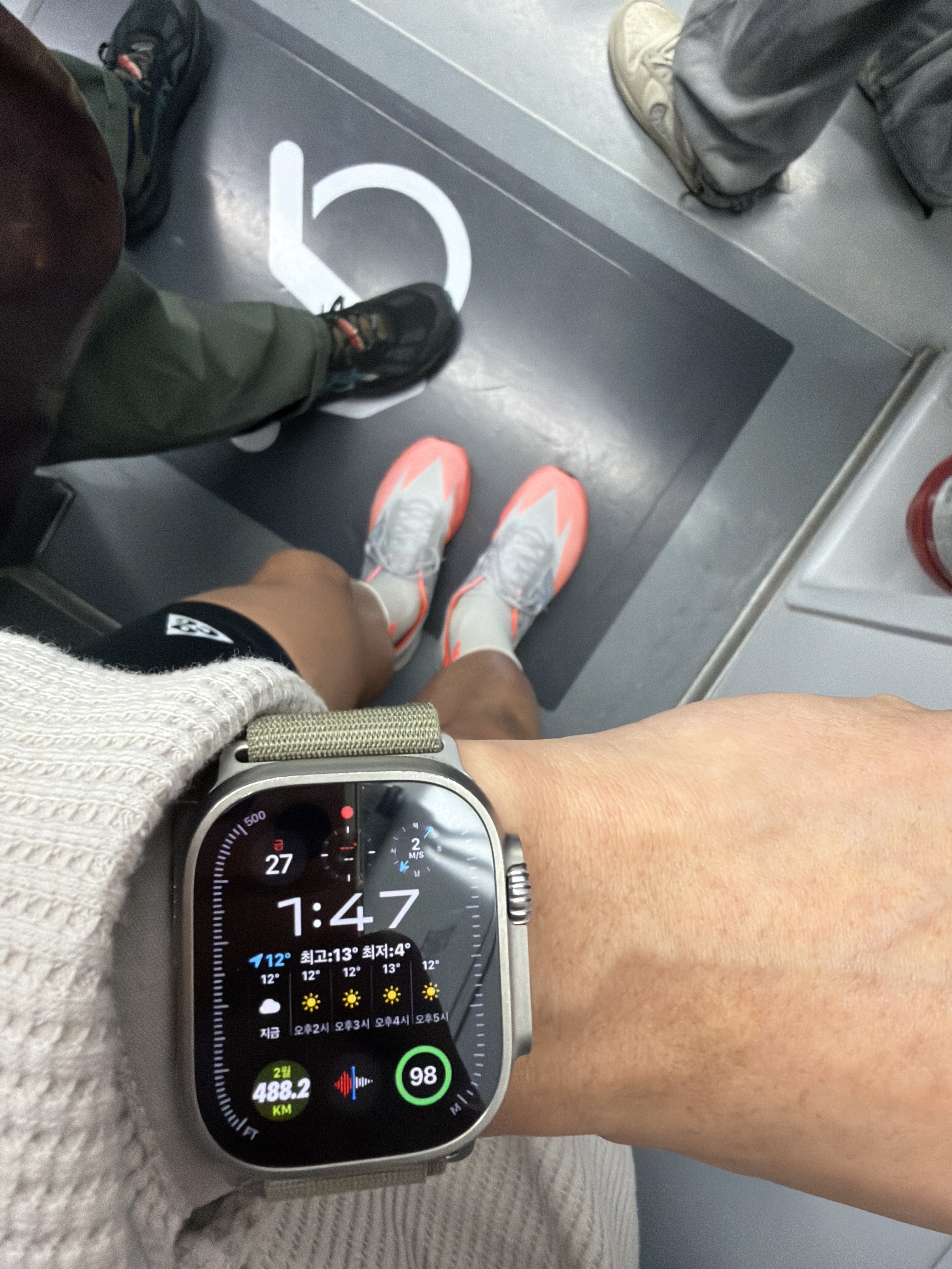 New Balance TCS NYC Marathon FuelCell SC Elite v5 Grapefruit Grey Matter - D Standard 착용 스타일 - 1