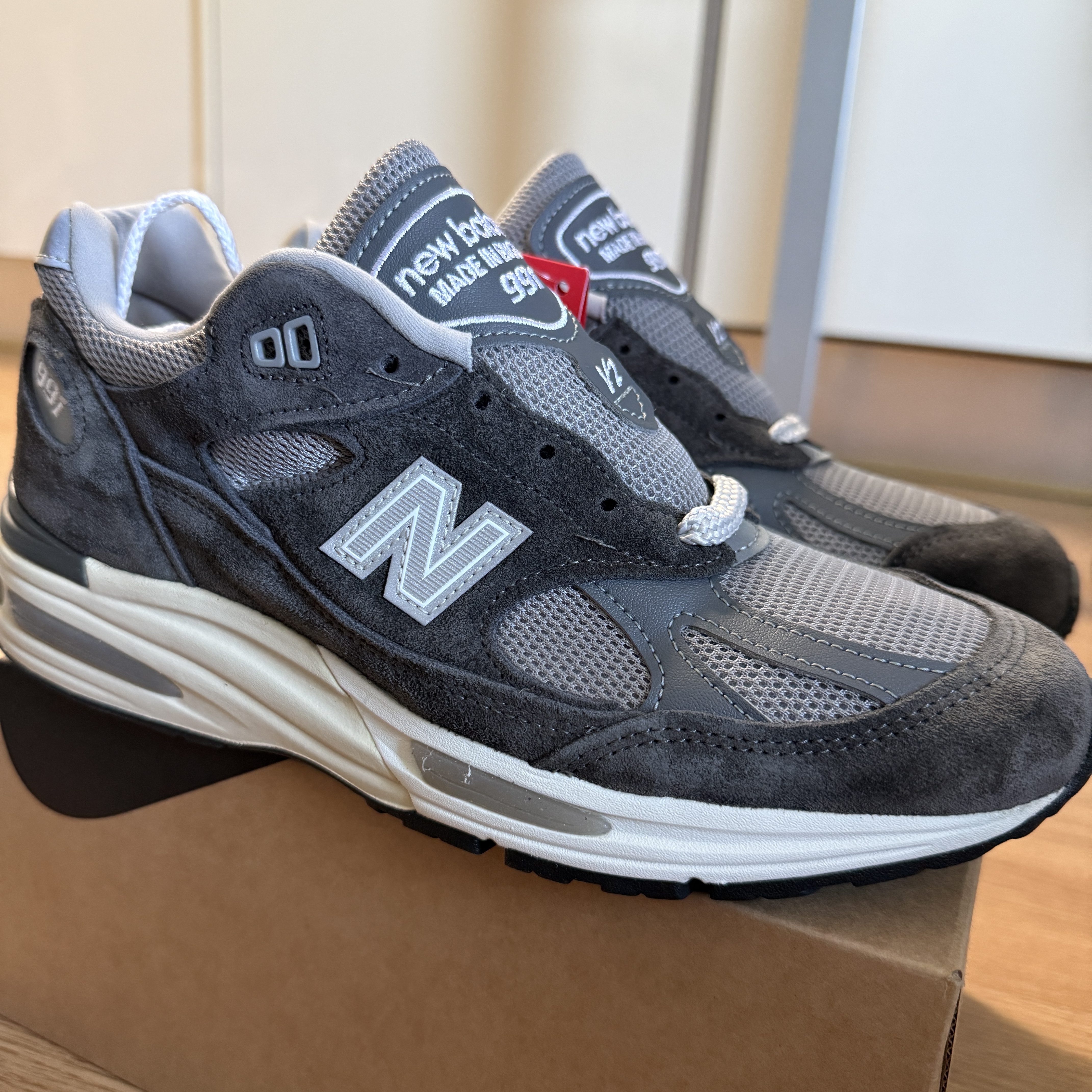 New Balance 991v2 Made in UK Forged Iron Alloy Smoked Pearl 착용 스타일 - 3