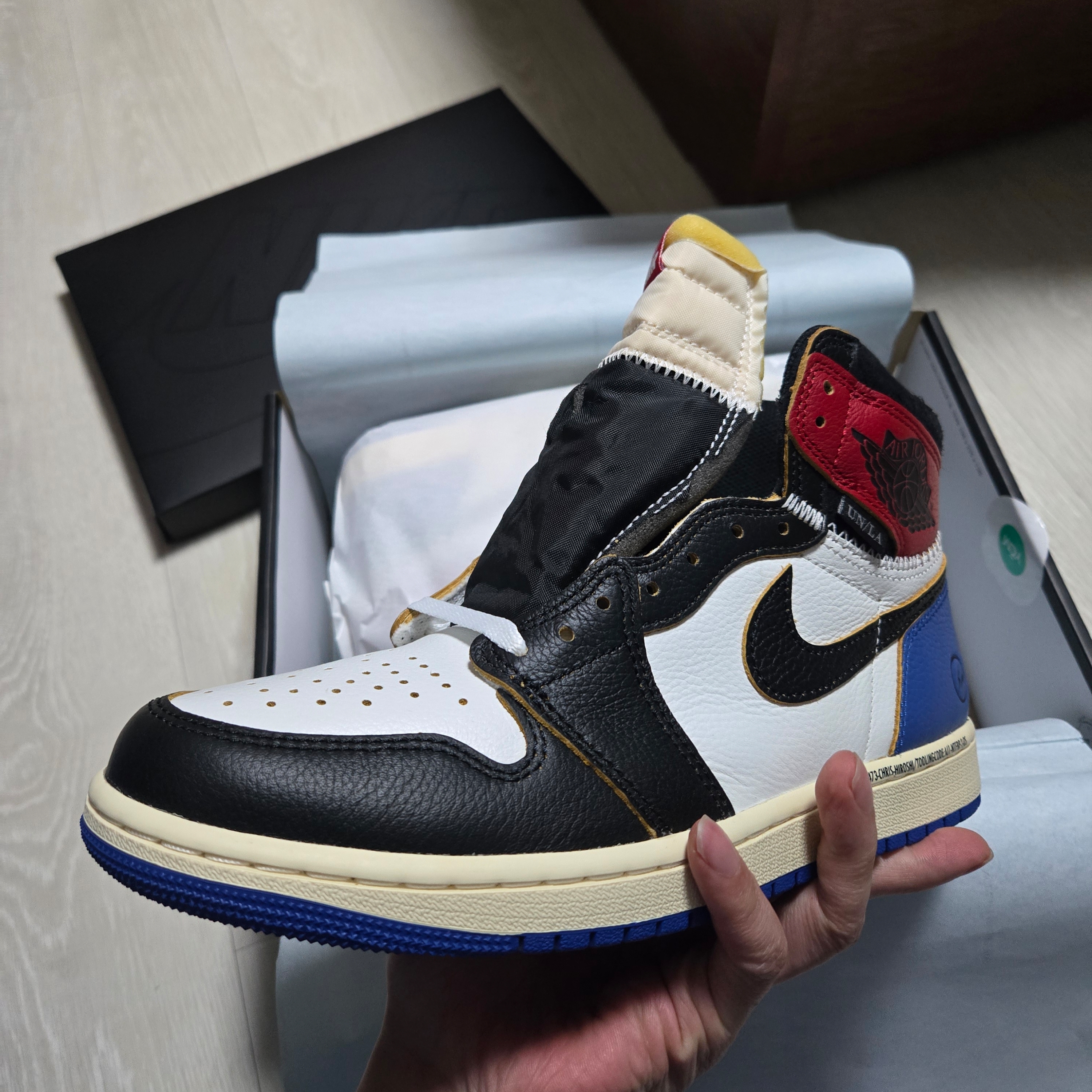 Jordan 1 x Fragment x Union LA Black and Varsity Red 착용 스타일 - 3