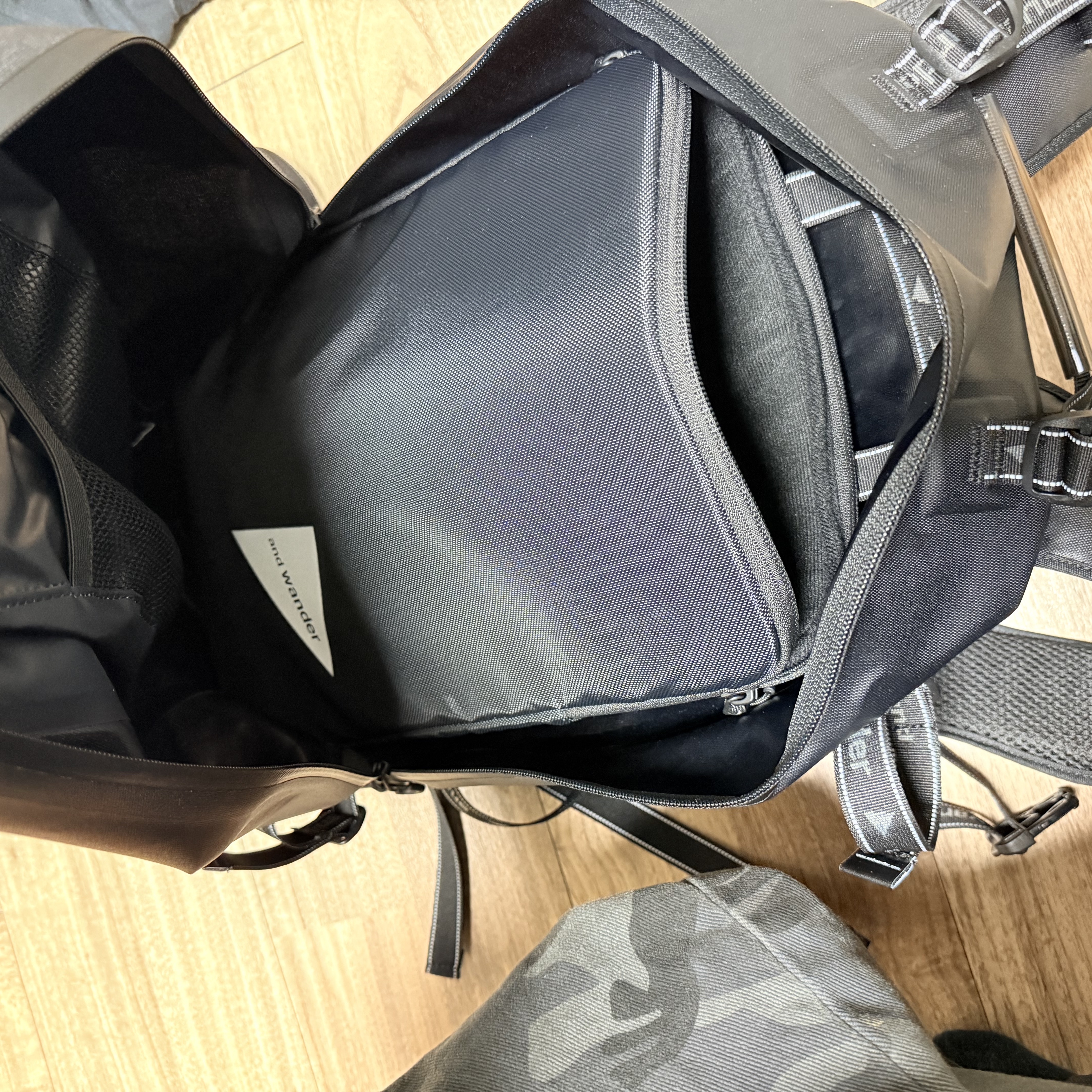 And Wander Waterproof Daypack Black 착용 스타일 - 4