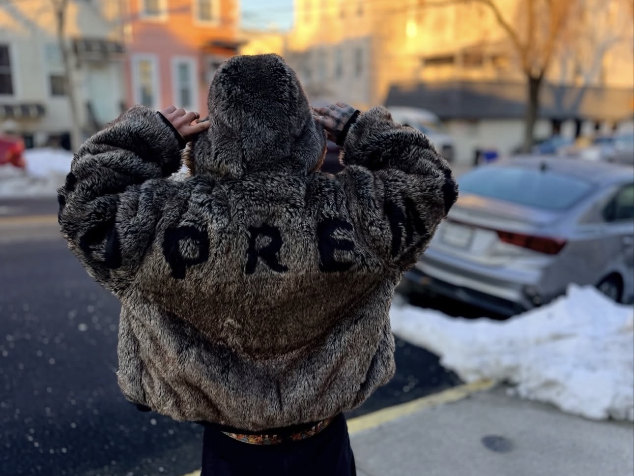 Supreme Reversible Faux Fur Hooded Work Jacket Denim - 26SS, Supreme Reversible Faux Fur Hooded Work Jacket Black - 26SS 착용 스타일 - 1