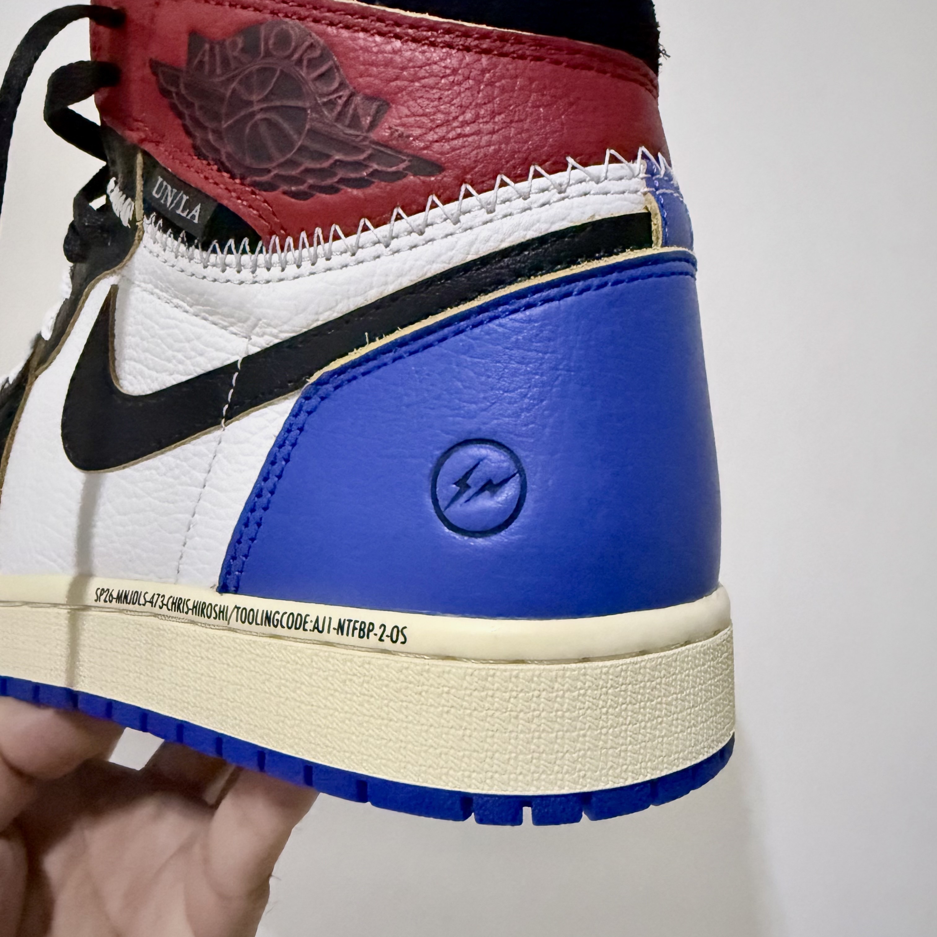 Jordan 1 x Fragment x Union LA Black and Varsity Red 착용 스타일 - 5
