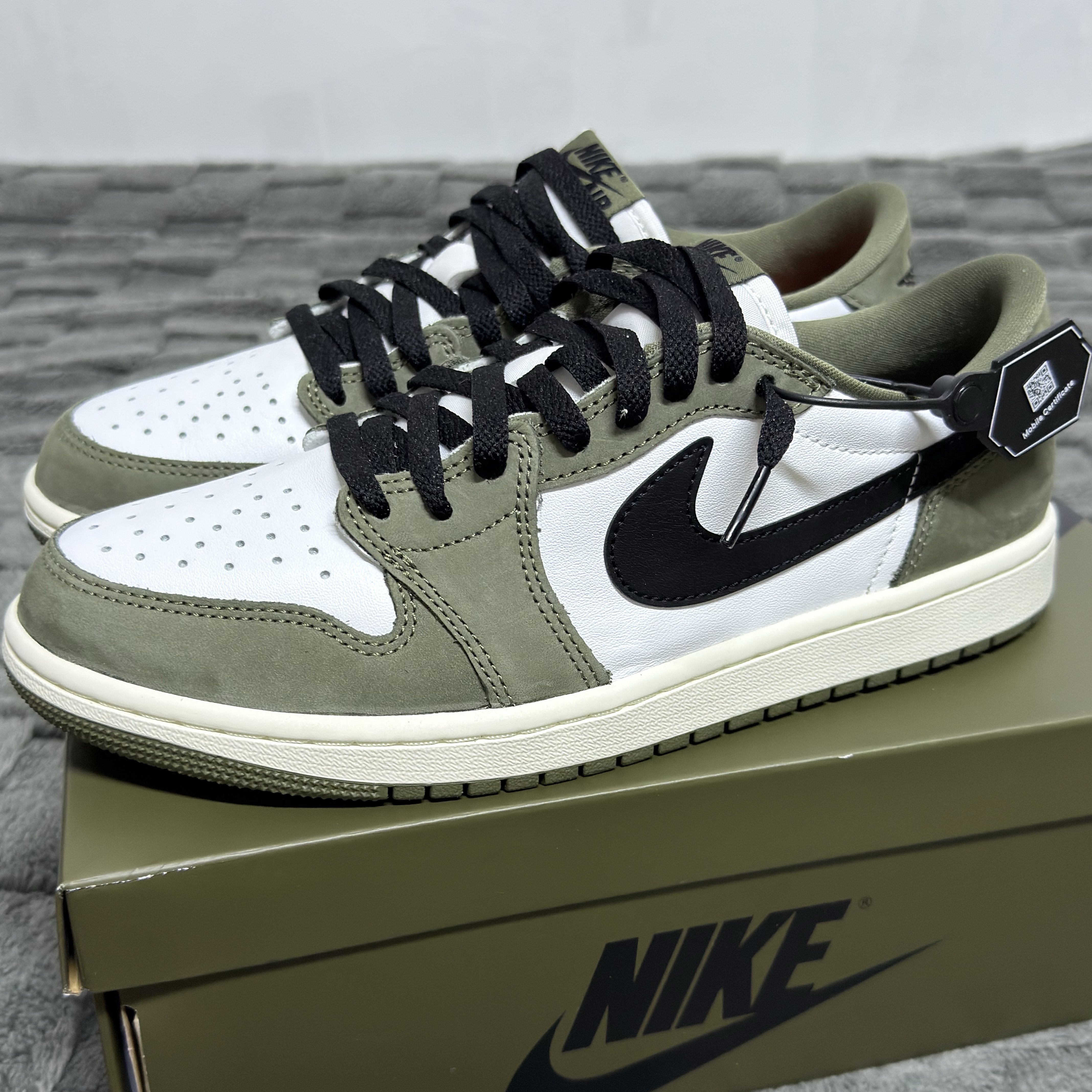 Jordan 1 Retro Low OG Medium Olive and Summit White 착용 스타일 - 5