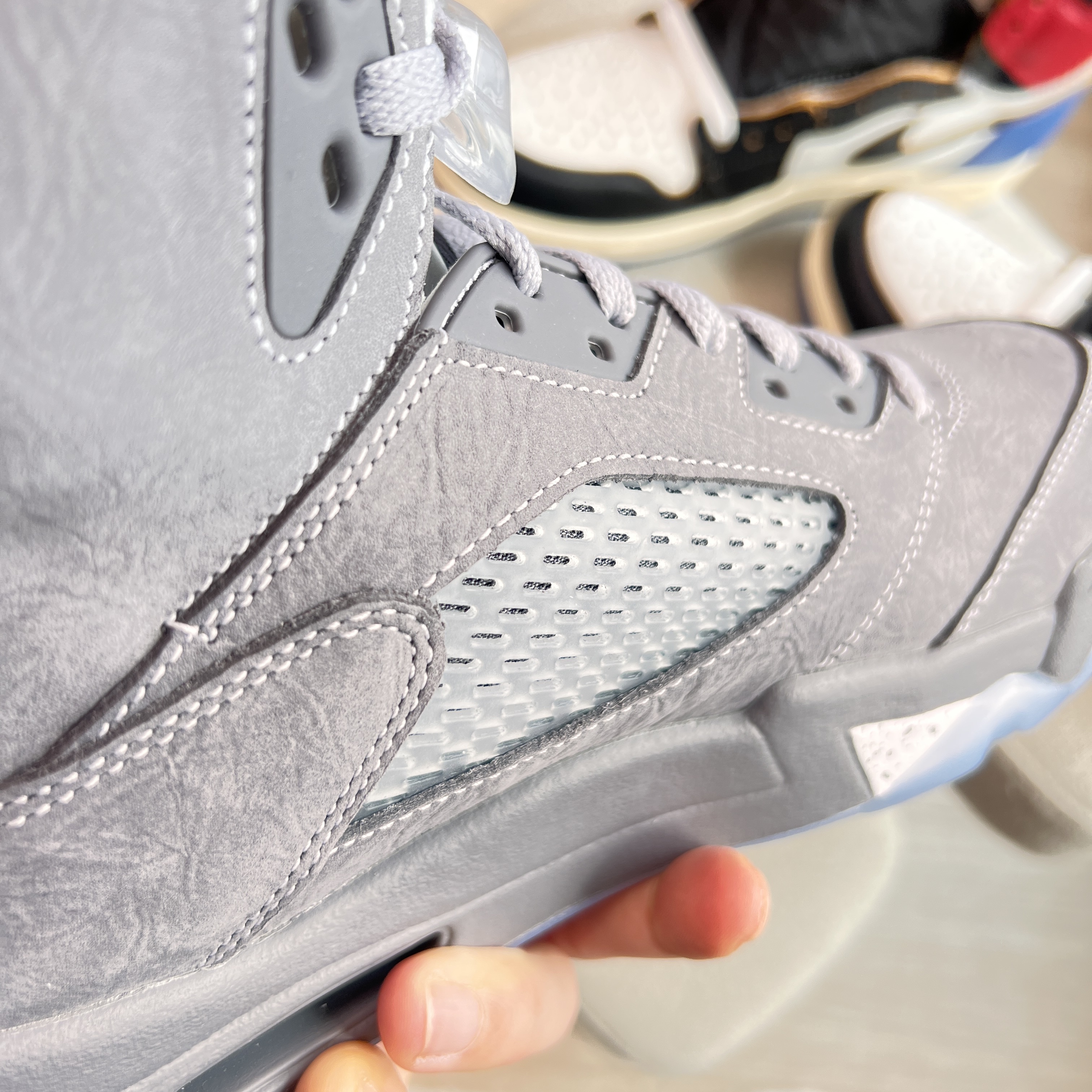 Jordan 5 Retro Light Graphite and Wolf Grey, Jordan 1 x Fragment x Union LA Black and Varsity Red 착용 스타일 - 3