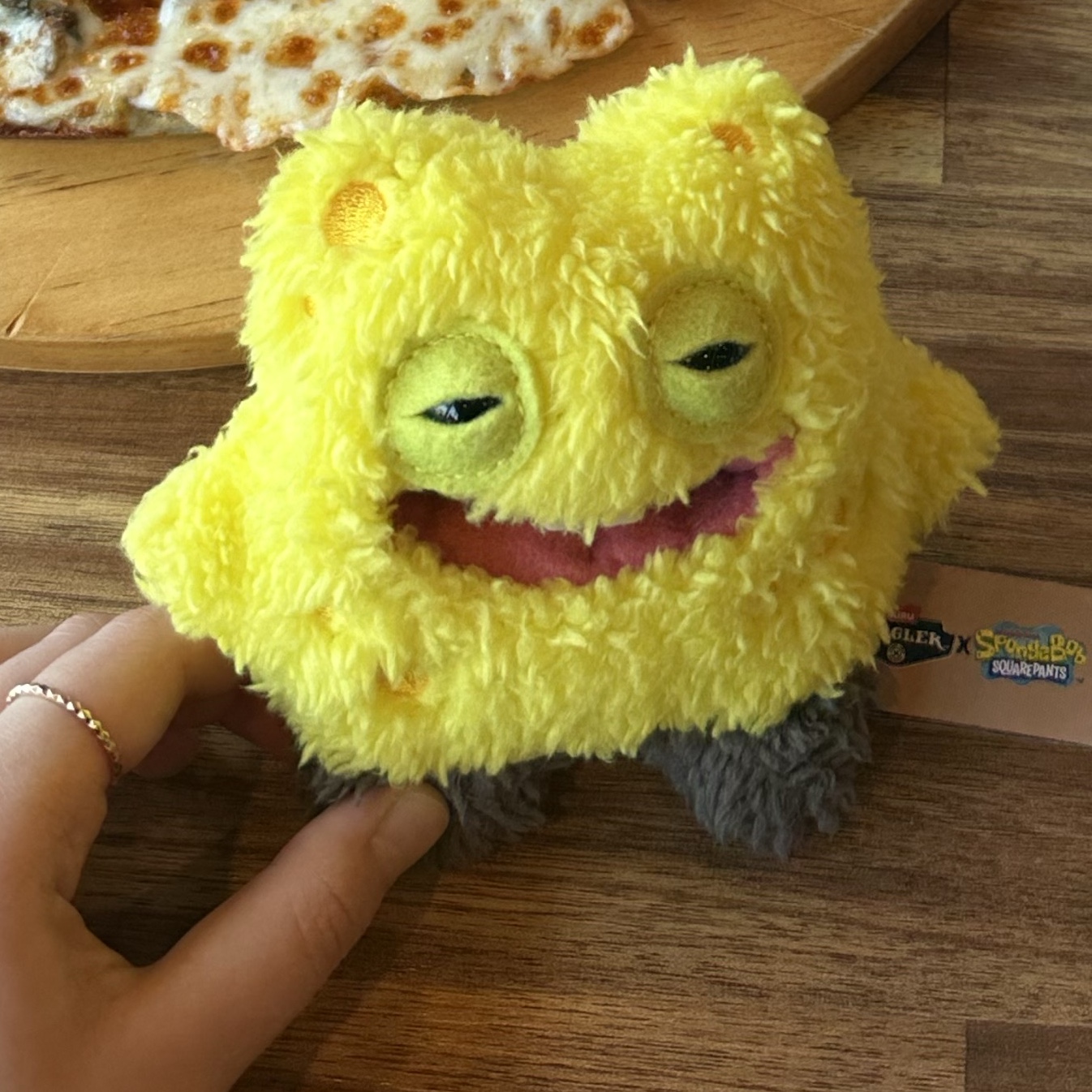 Fuggler x SpongeBob Keyring Yellow 착용 스타일 - 2