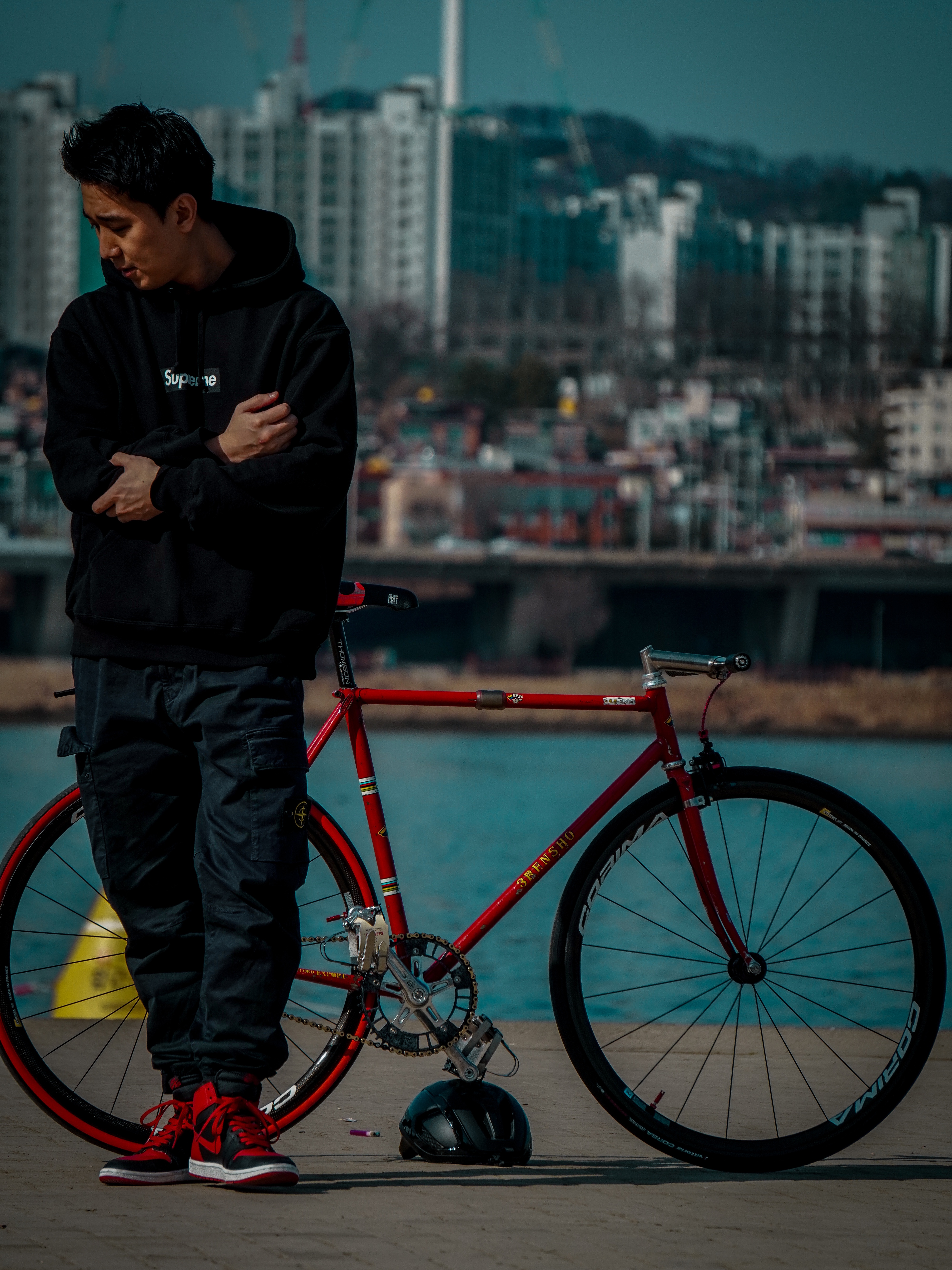 Stone Island 313L1 Stretch Broken Twill Cotton Garment Dyed Old Effect Cargo Pants Navy Blue - 23FW, Supreme Seoul Box Logo Hooded Sweatshirt Black - 23FW 착용 스타일 - 3