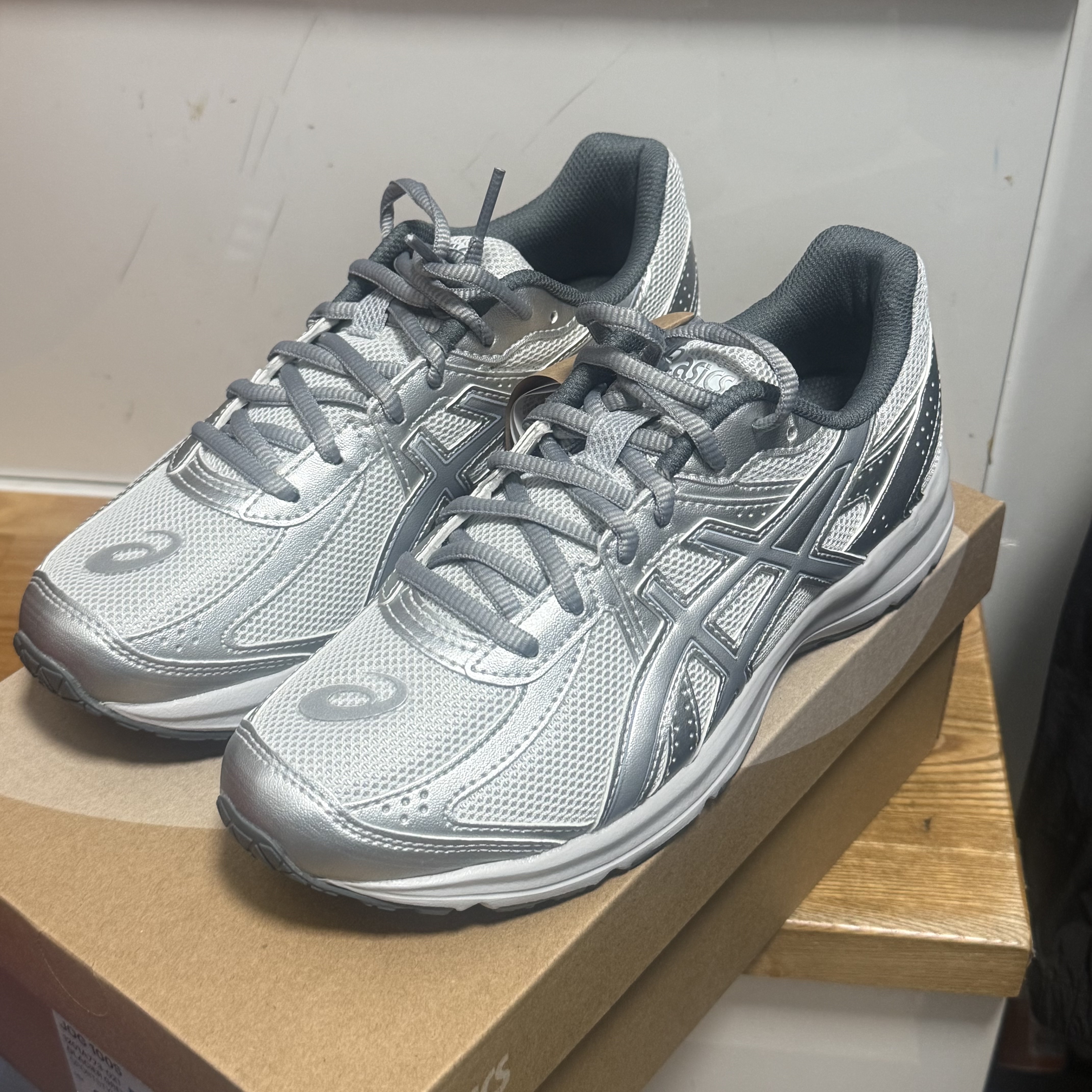 Asics Jog 100 S SMU Glacier Grey Pure Silver - 2E Wide 착용 스타일