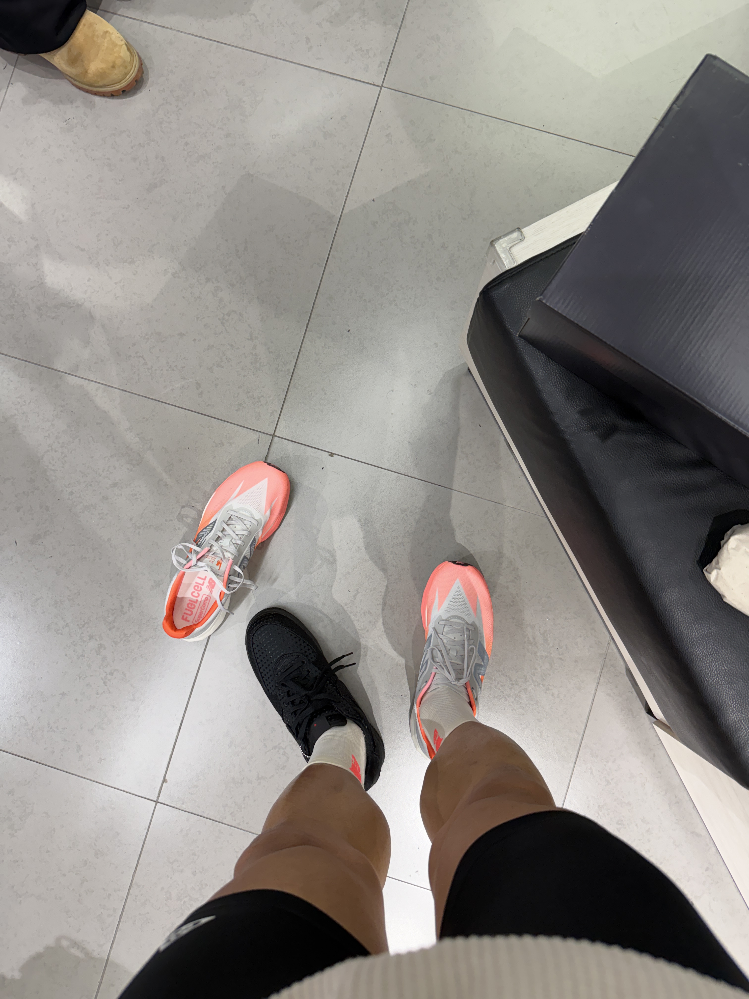 Nike Air Force 1 Retro Valentine's Day Black University Red, New Balance TCS NYC Marathon FuelCell SC Elite v5 Grapefruit Grey Matter - D Standard 착용 스타일 - 1
